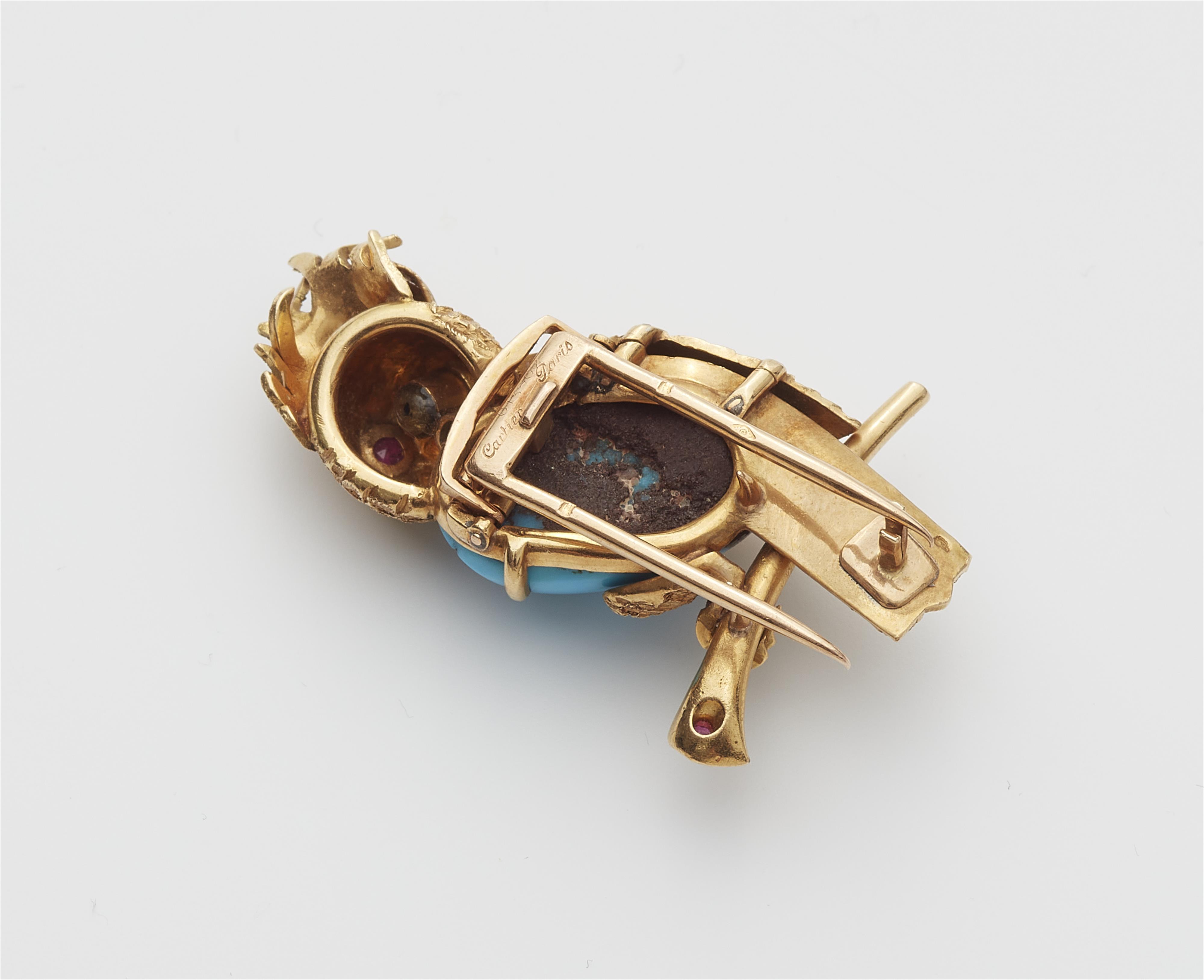 An 18k gold and turquoise matrix novelty brooch depicting a cockatoo. - image-2