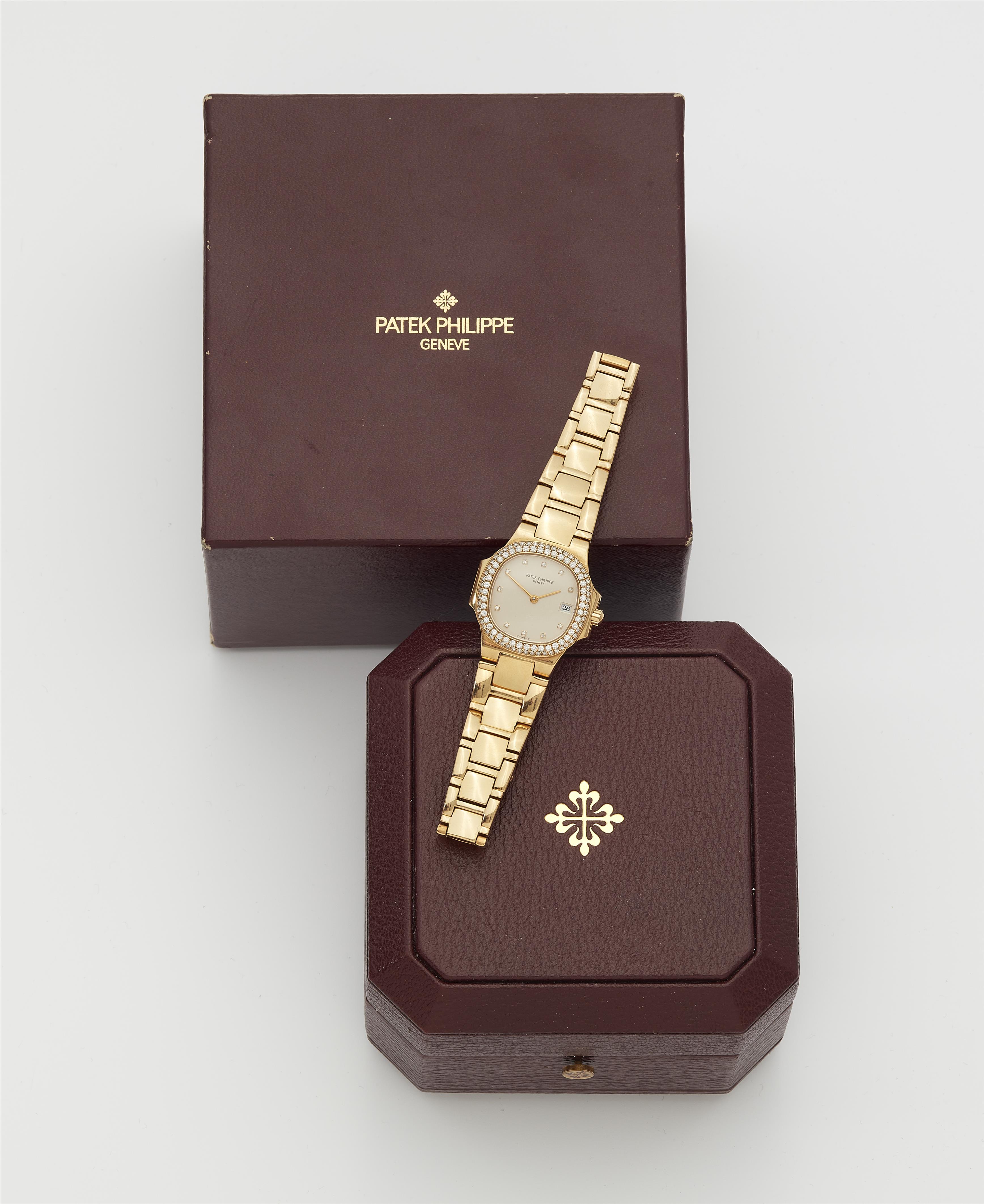 An 18k gold quartz Patek Philippe Nautilus Ref. 4700/54 ladies wristwatch. - image-2