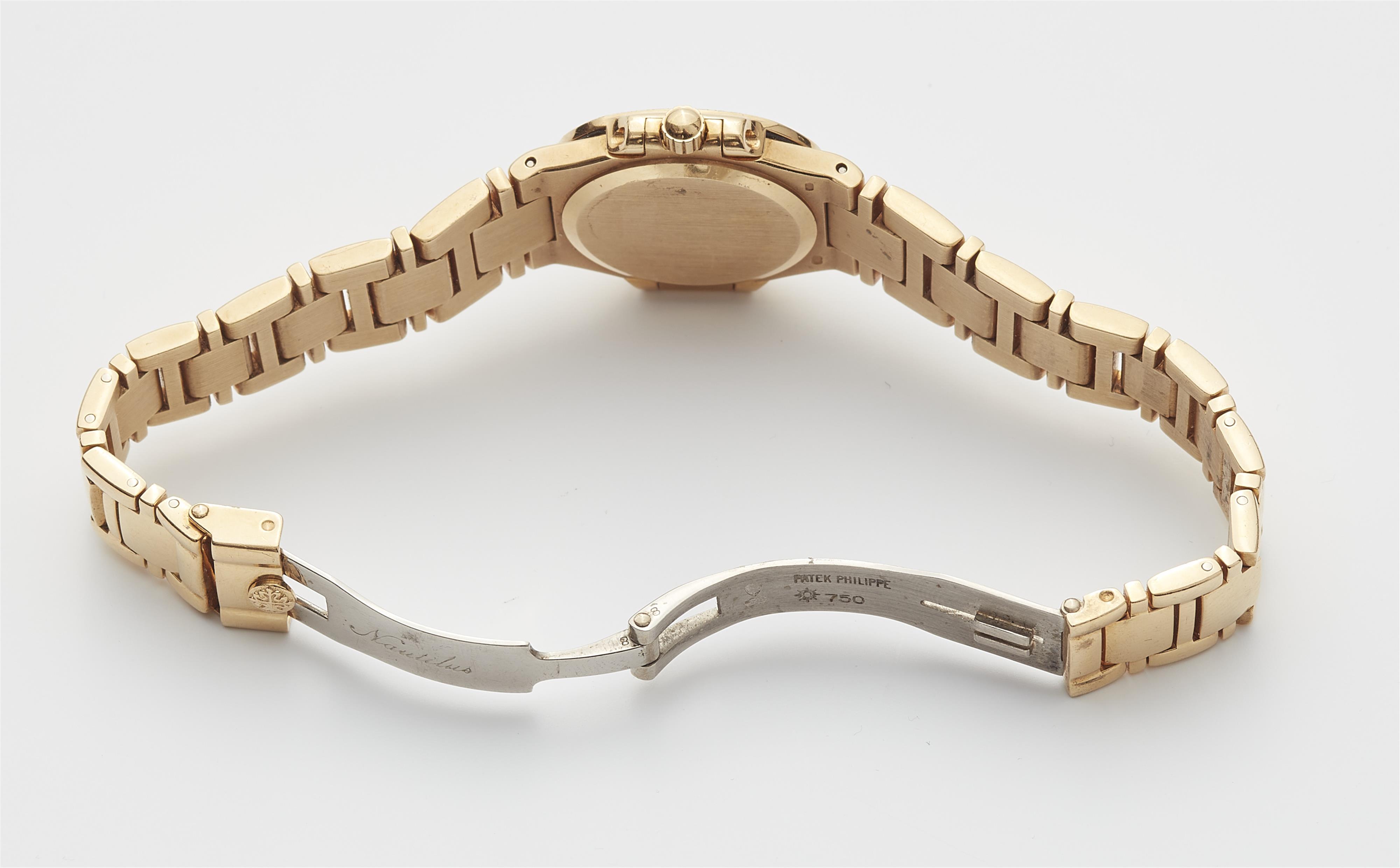 An 18k gold quartz Patek Philippe Nautilus Ref. 4700/54 ladies wristwatch. - image-3