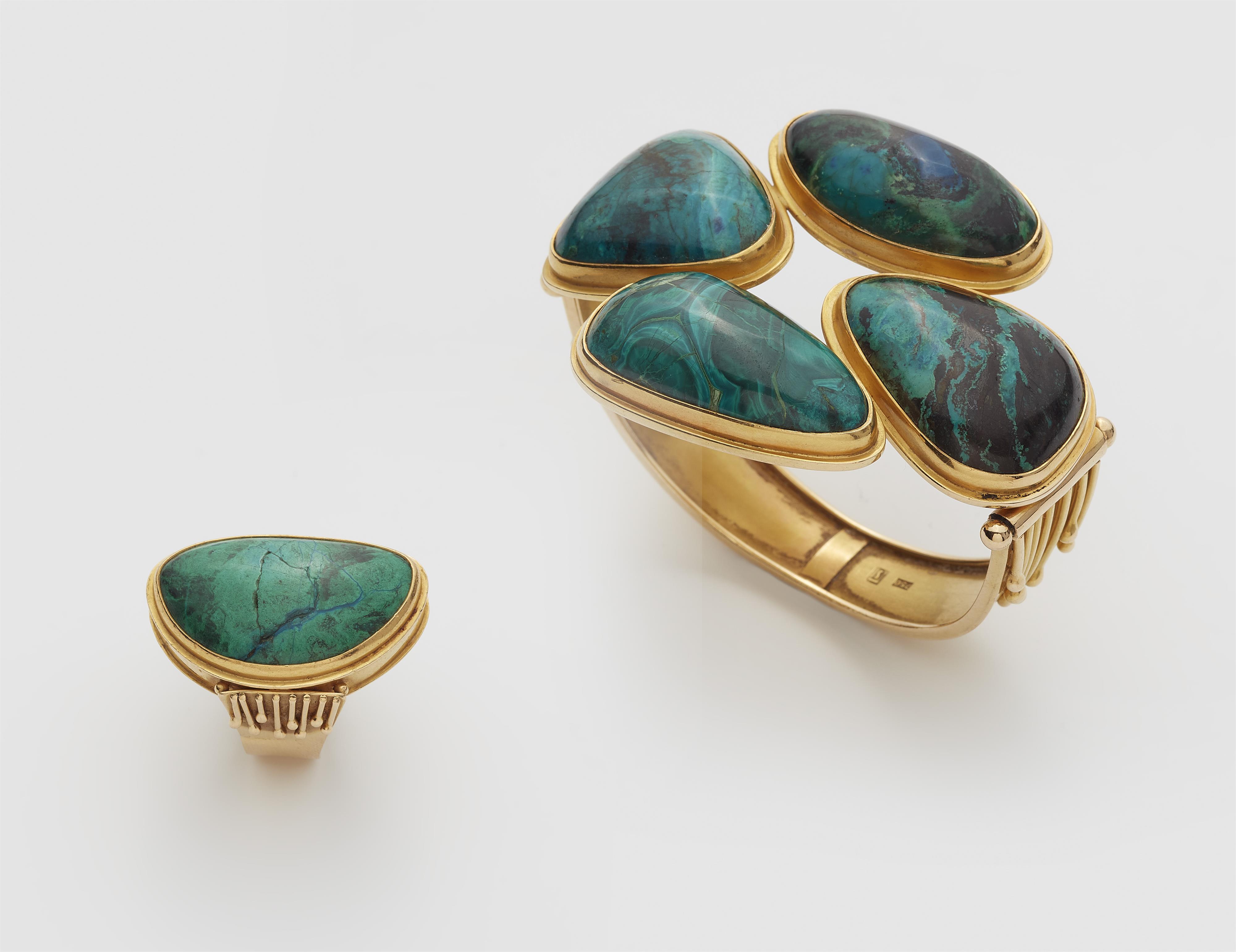 A German hand-forged 18k gold filigree work and malachite azurite bangle and ring. - image-1