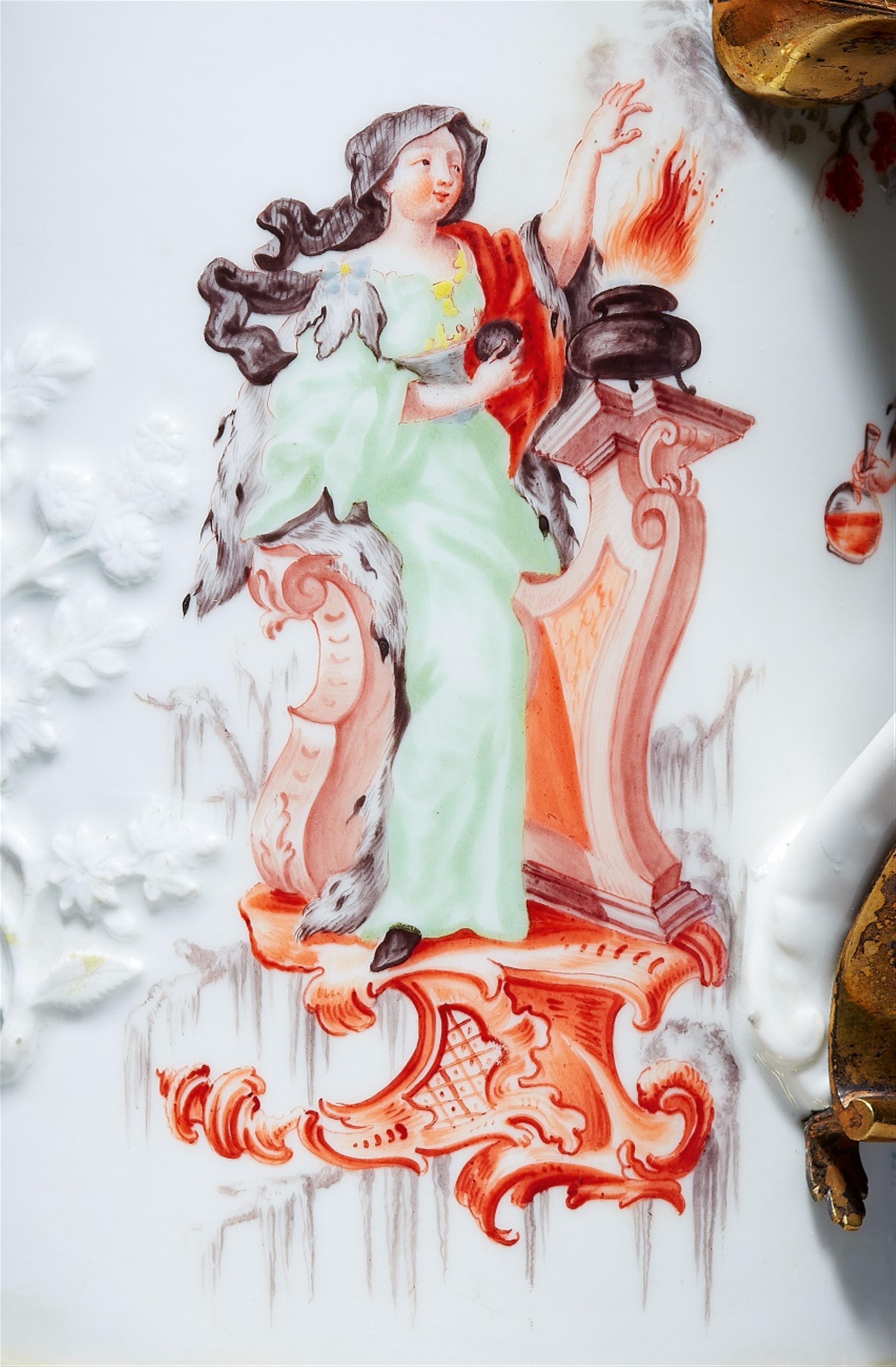 An important Meissen porcelain tankard with hausmaler decor - image-5