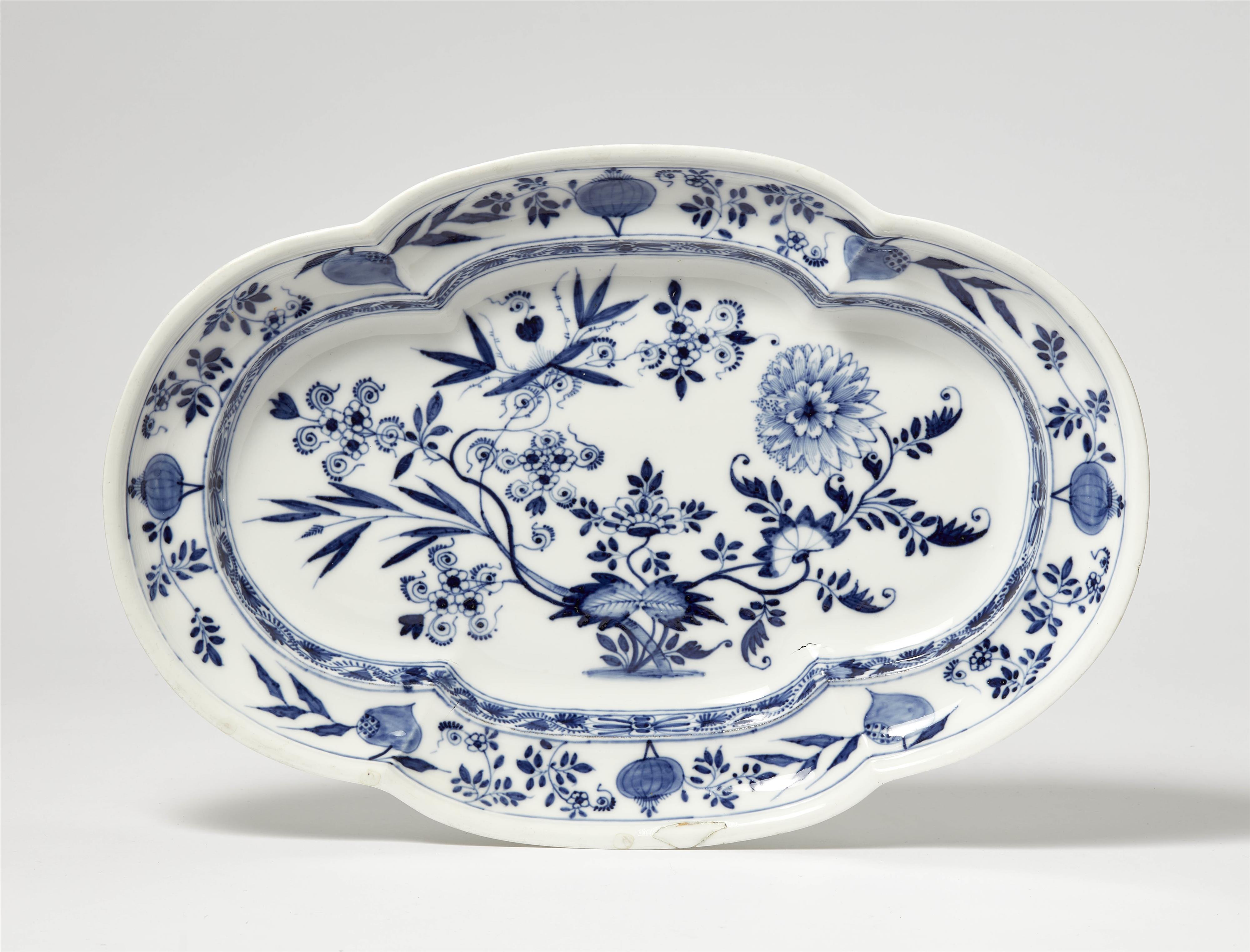 A Meissen porcelain platter with "onion pattern" decor - image-1