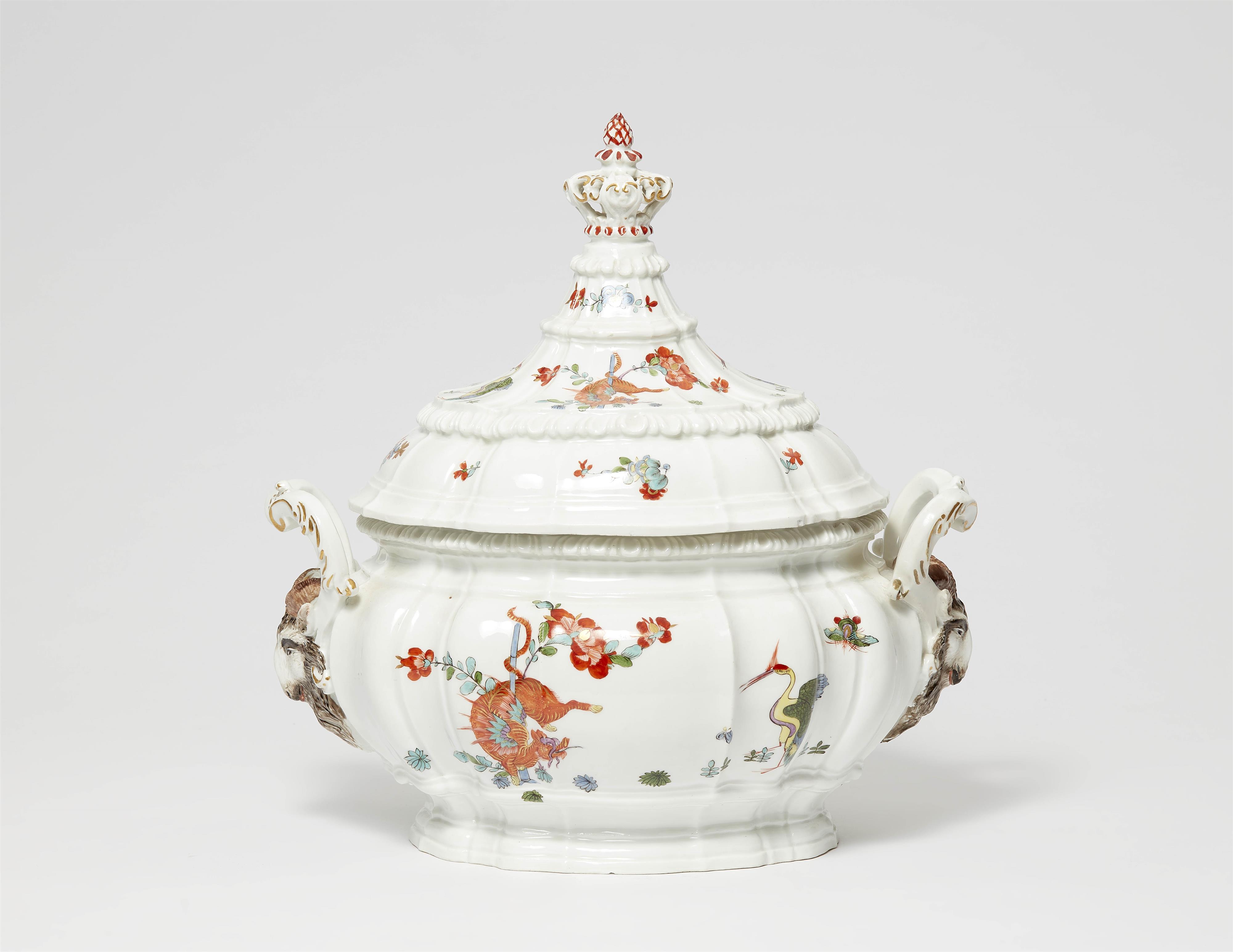 A Meissen porcelain tureen with rare Chinoiserie decor - image-1