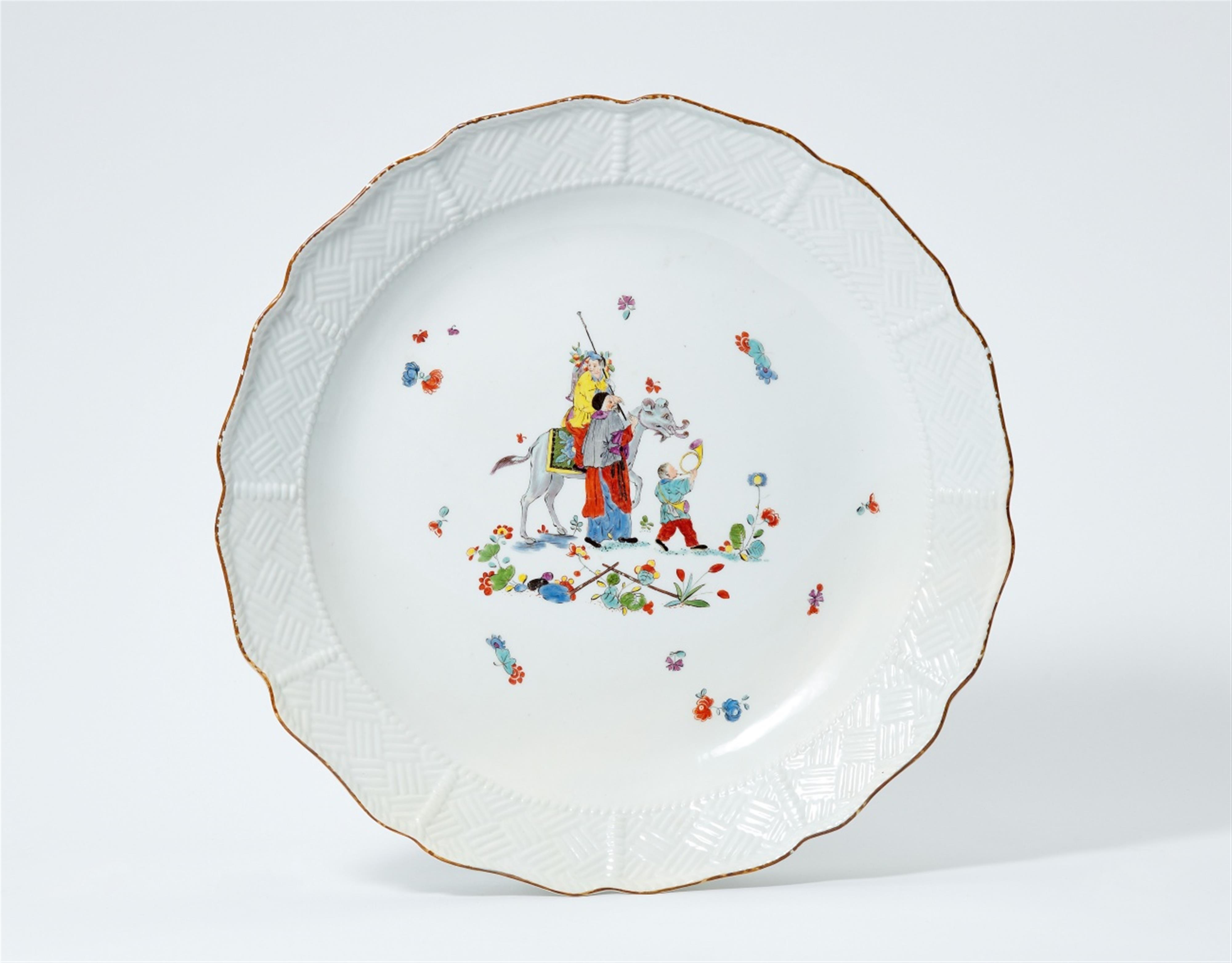 A round Meissen porcelain platter with Chinoiserie decor - image-1