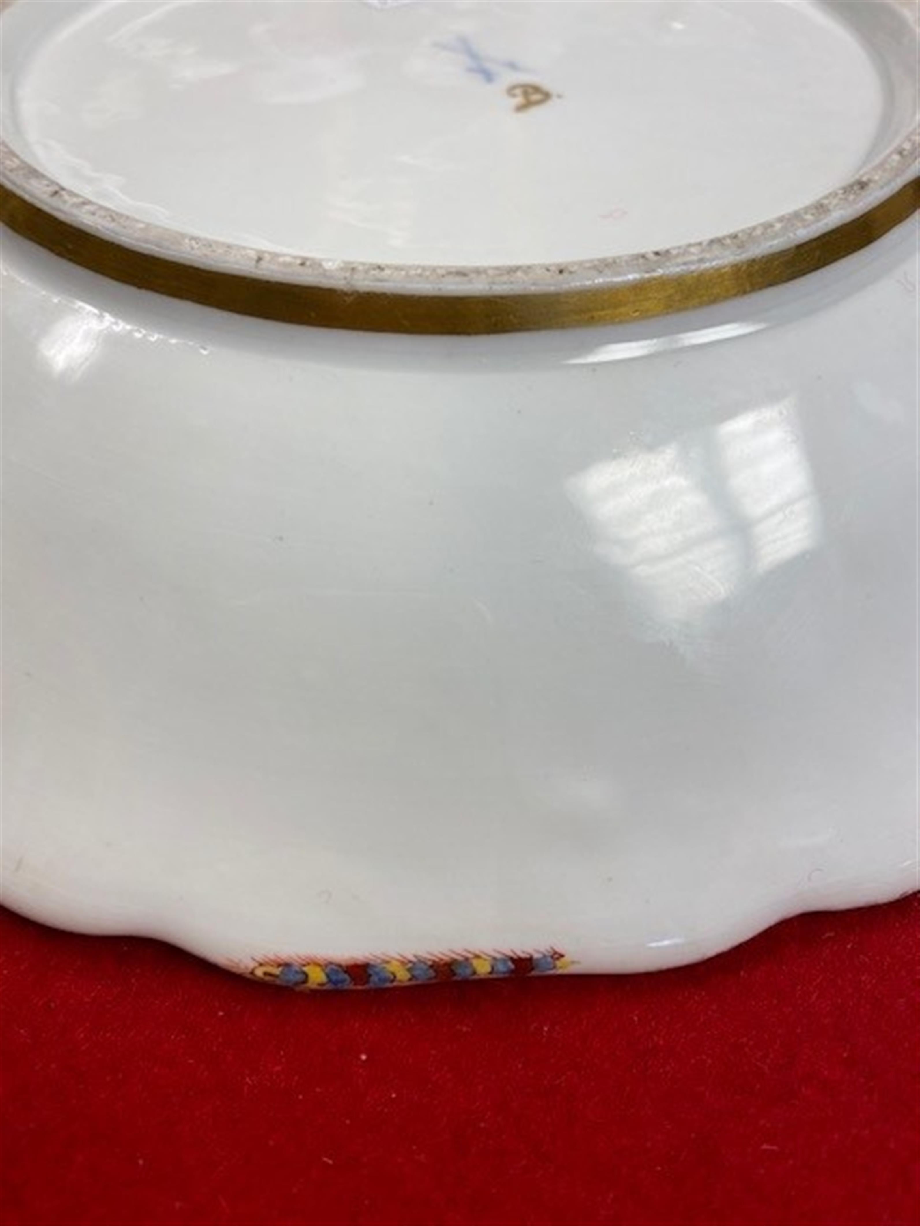 A Meissen porcelain ecuelle on stand with battle scenes - image-2