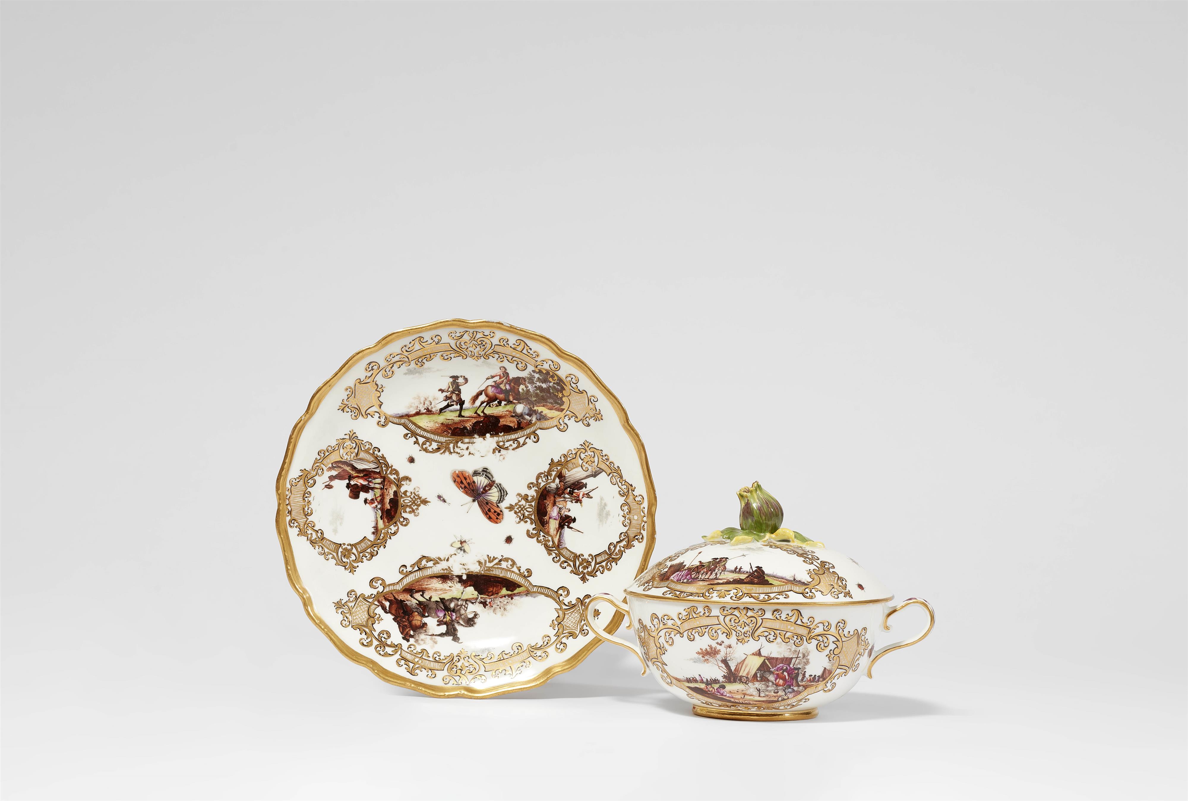 A Meissen porcelain ecuelle on stand with battle scenes - image-1