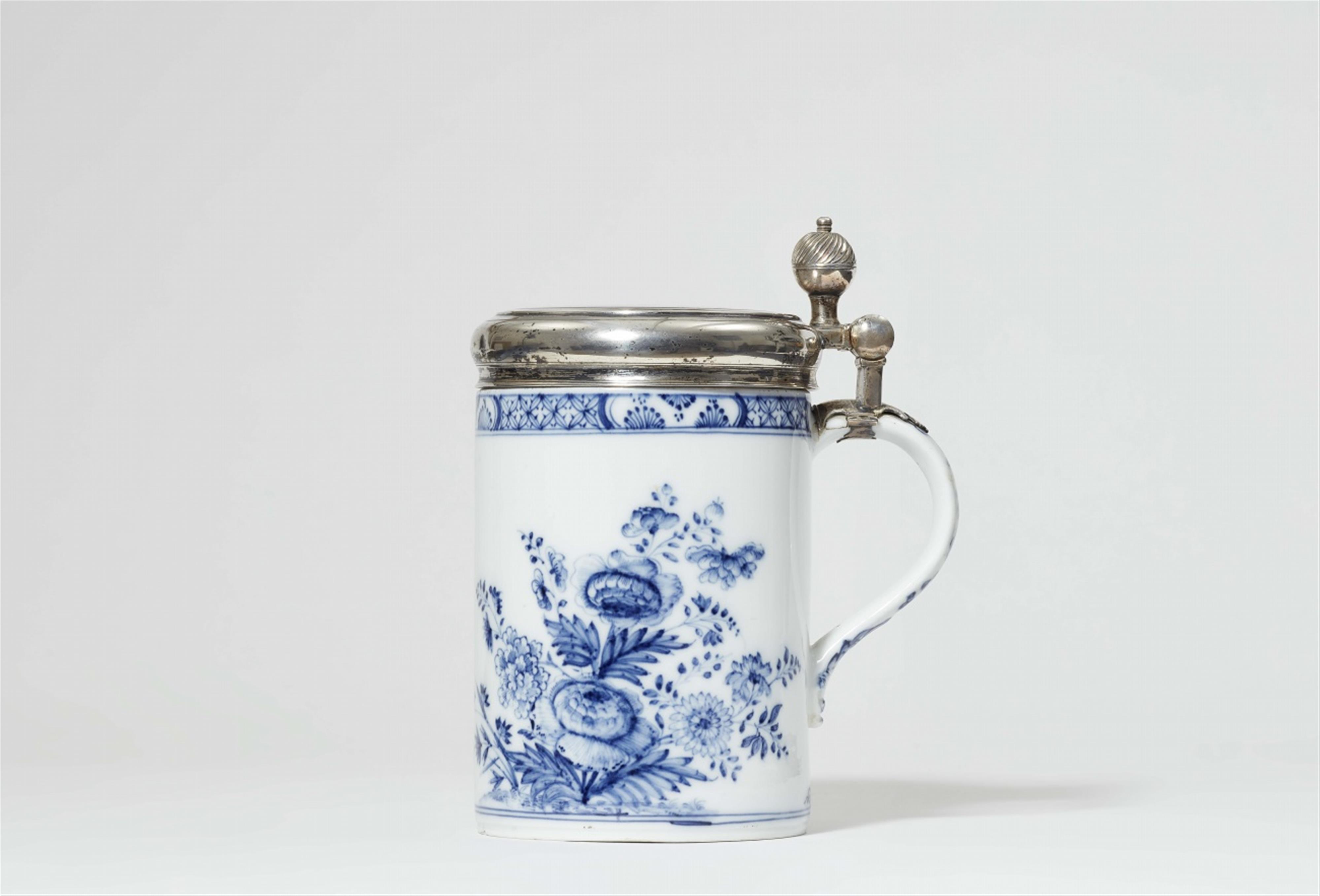 A Meissen porcelain tankard with “indianische blumen” - image-1