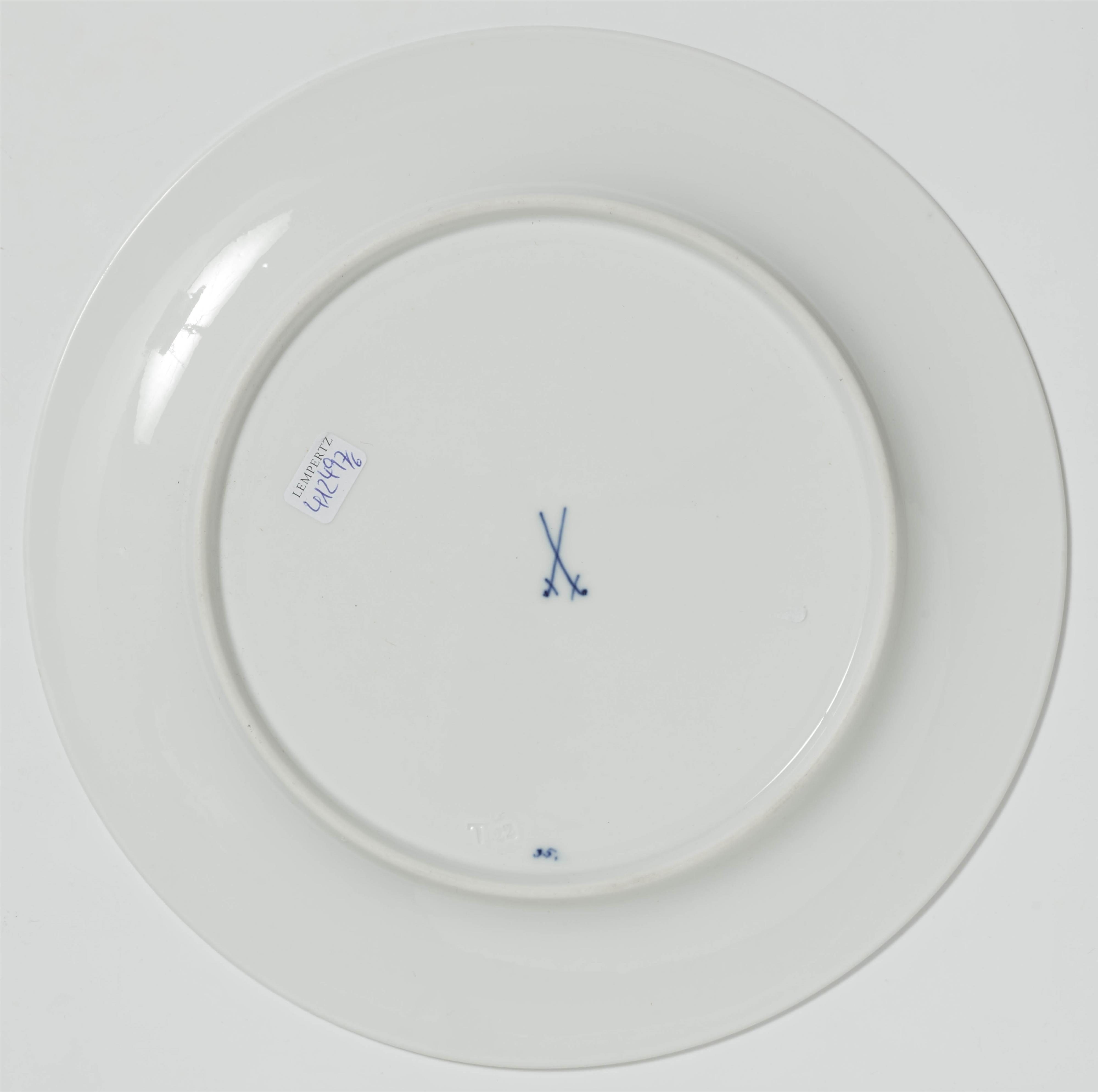 Six Meissen porcelain "Flügelmuster" plates - image-3