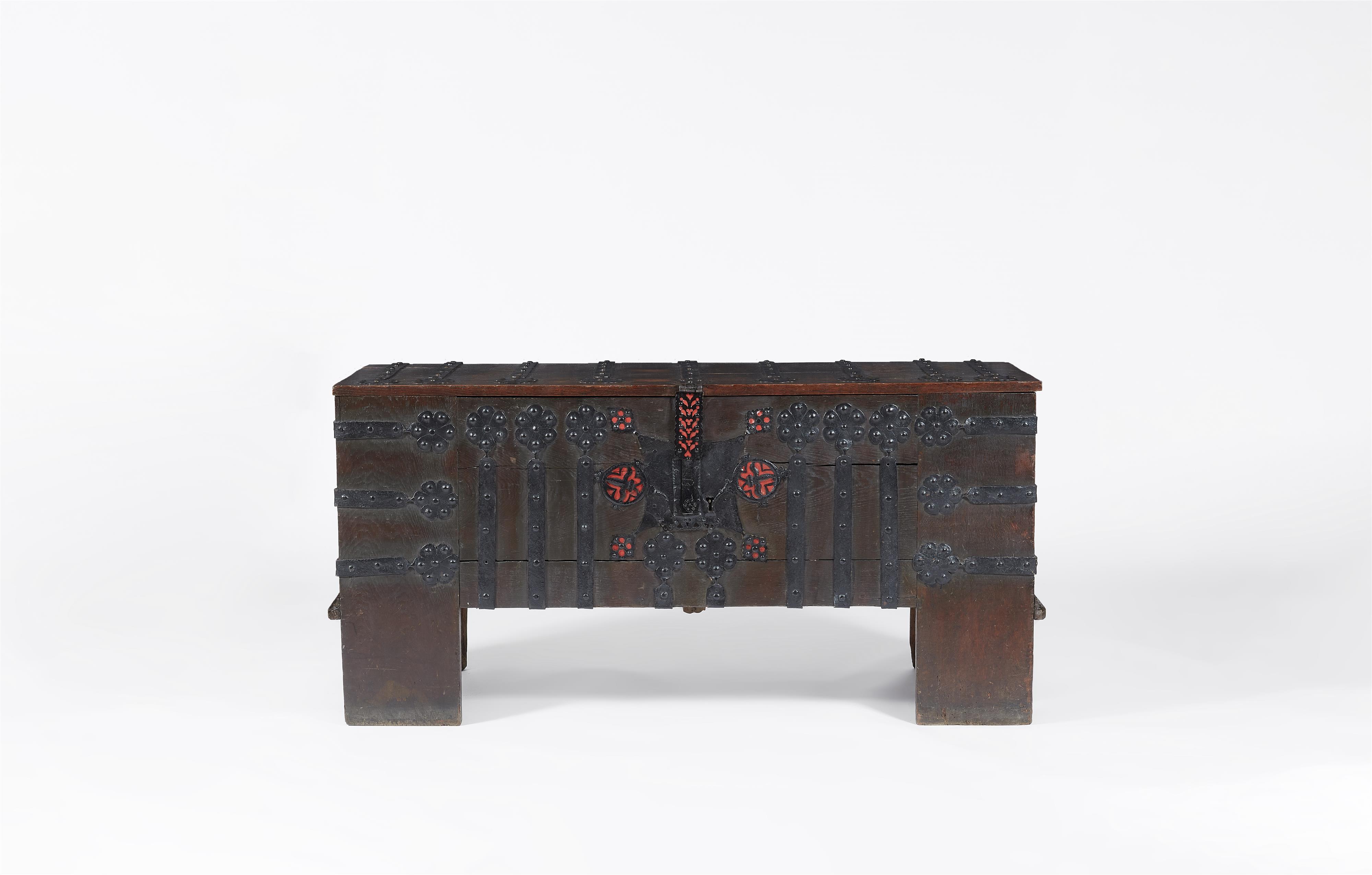 A Late Gothic style oaken chest - image-1