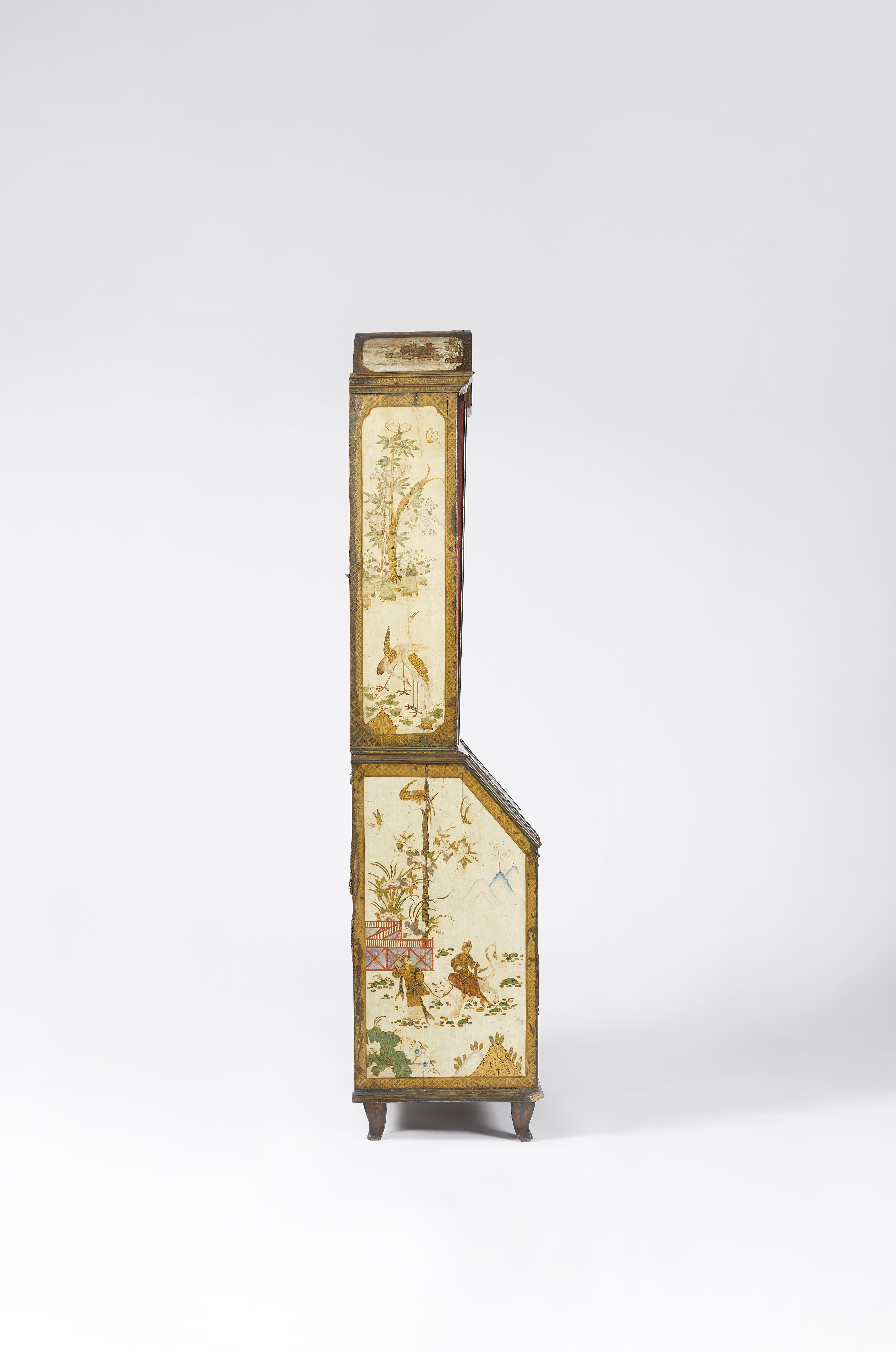 An important Chinoiserie painted cabinet - image-3