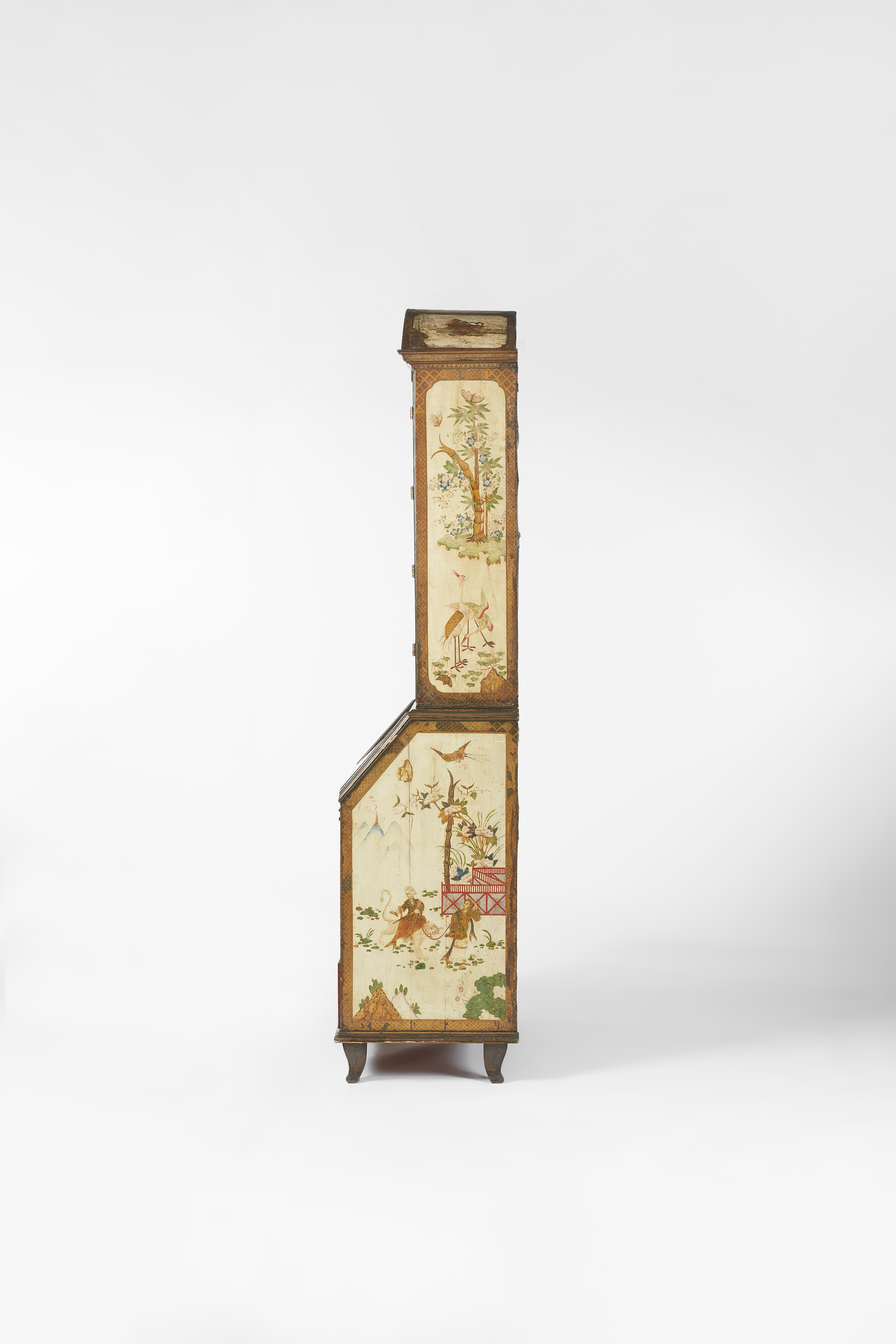 An important Chinoiserie painted cabinet - image-4