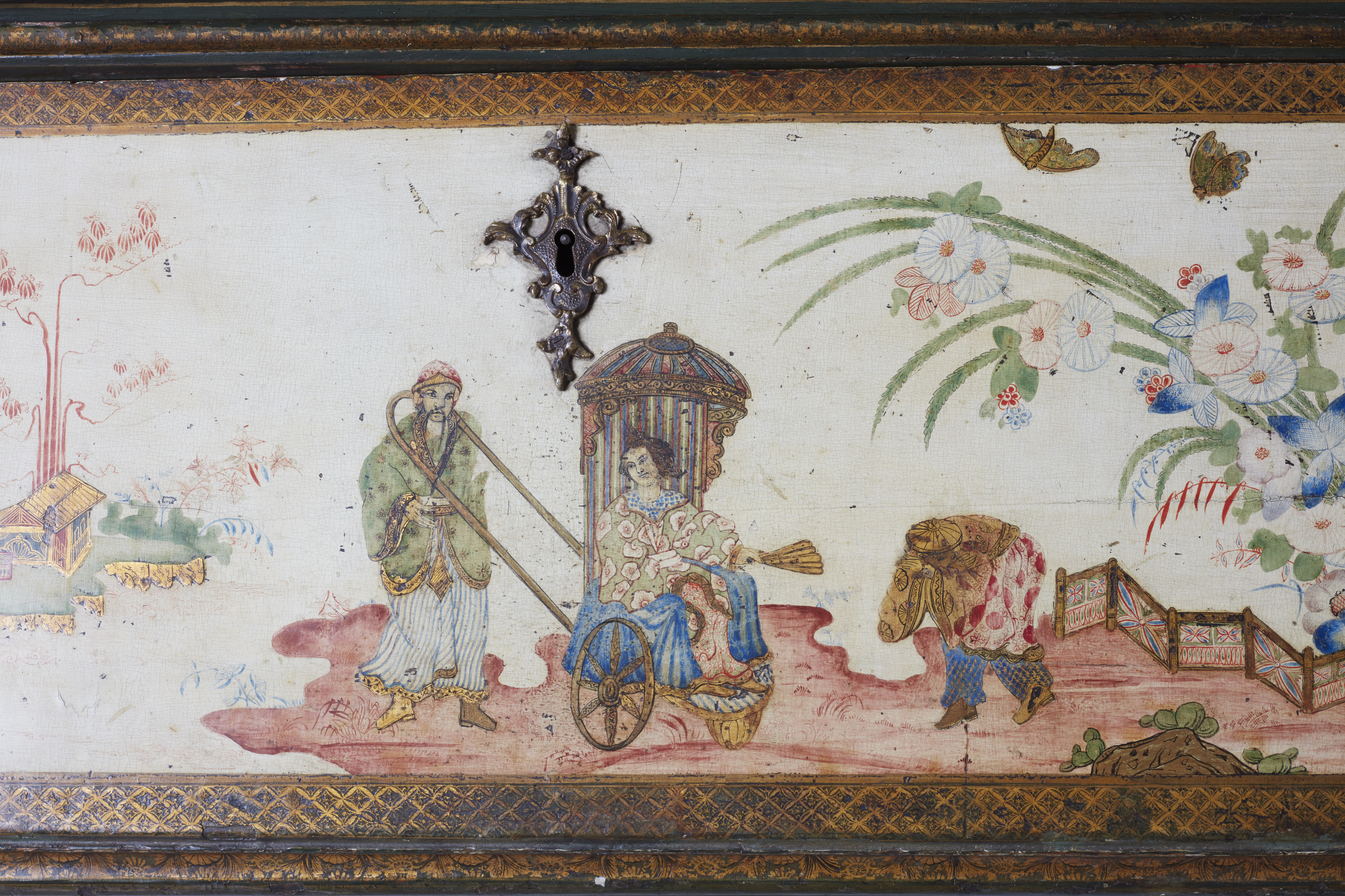 An important Chinoiserie painted cabinet - image-7