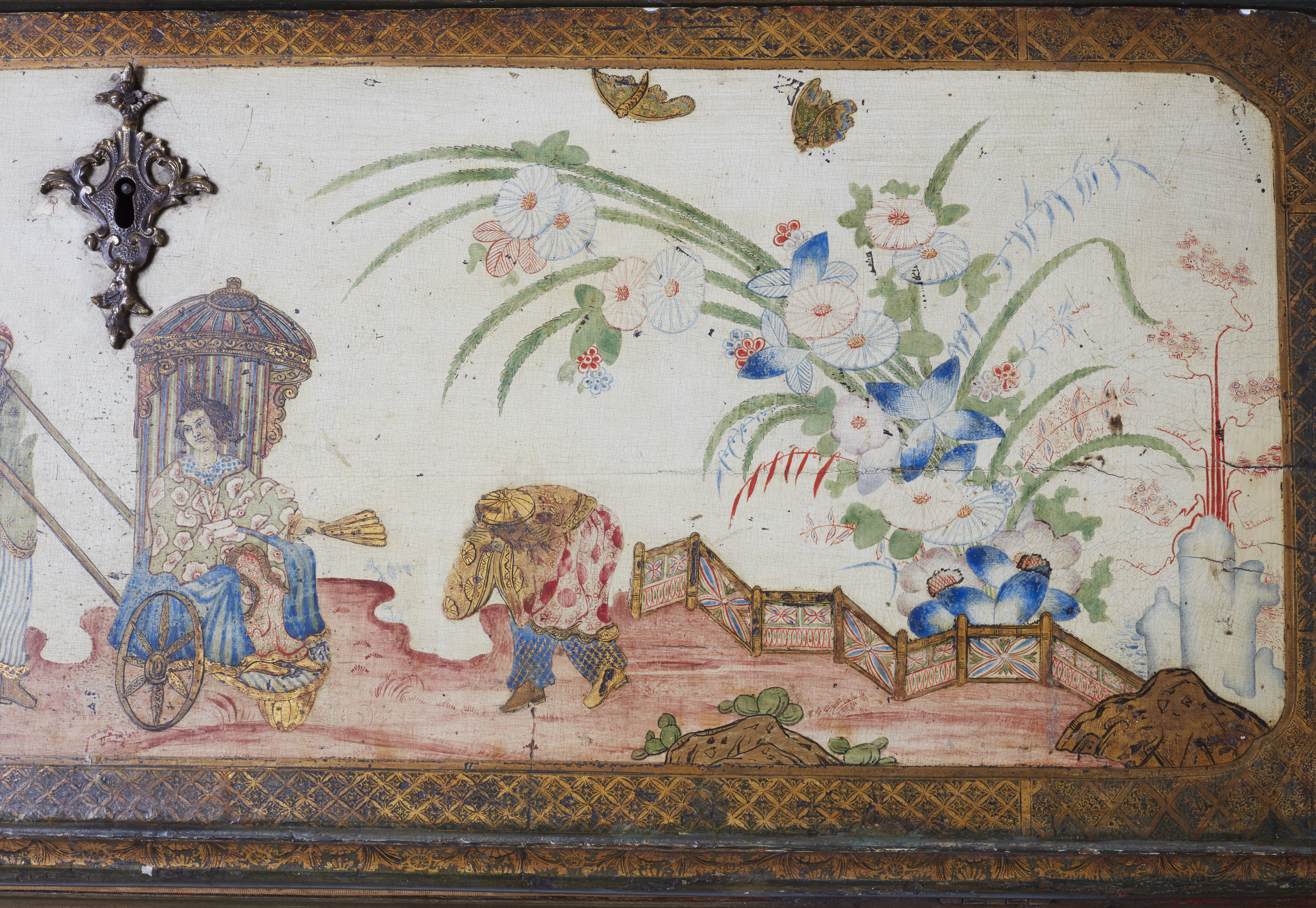 An important Chinoiserie painted cabinet - image-12
