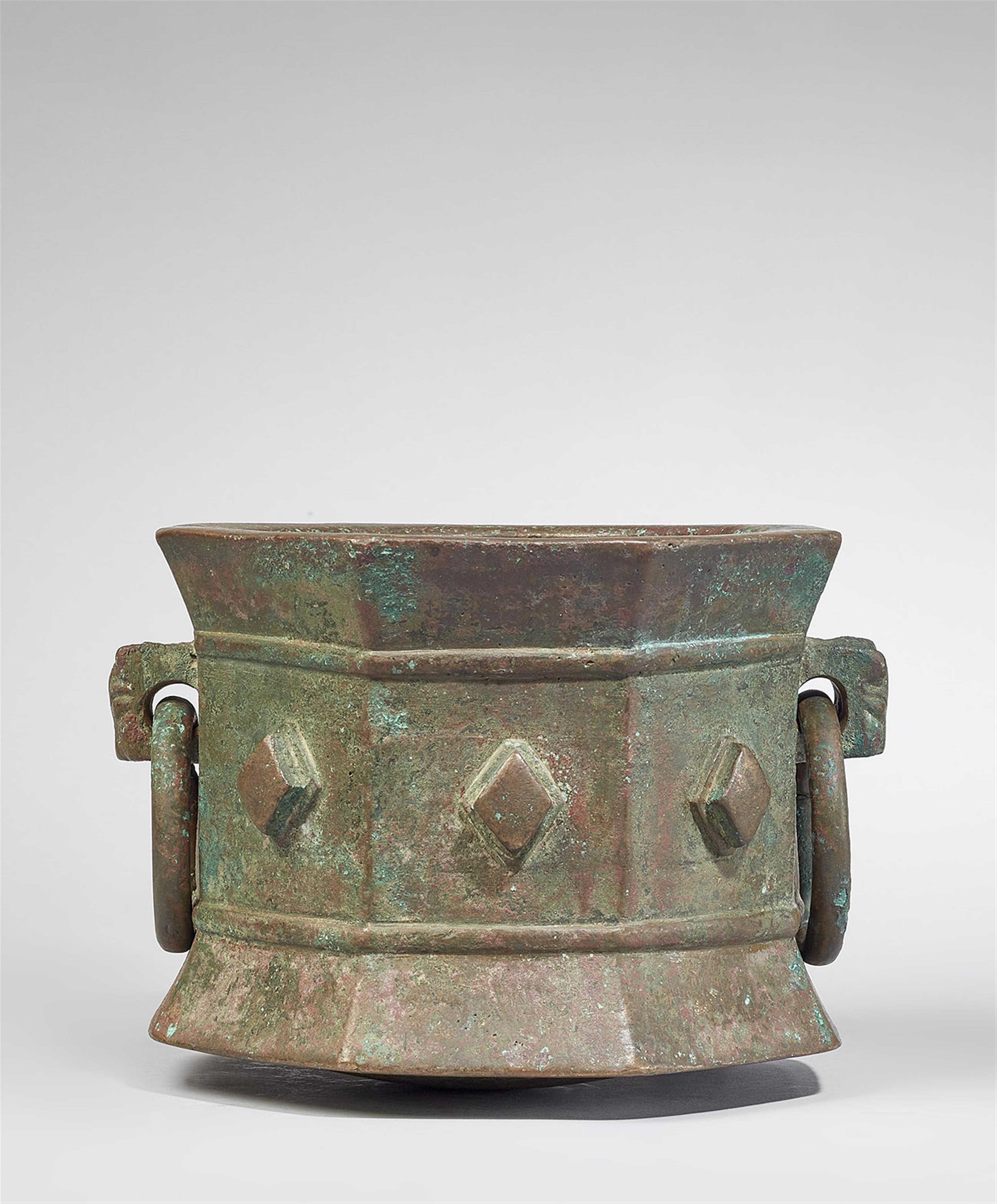 A mortar with zoomorphic handles - image-1