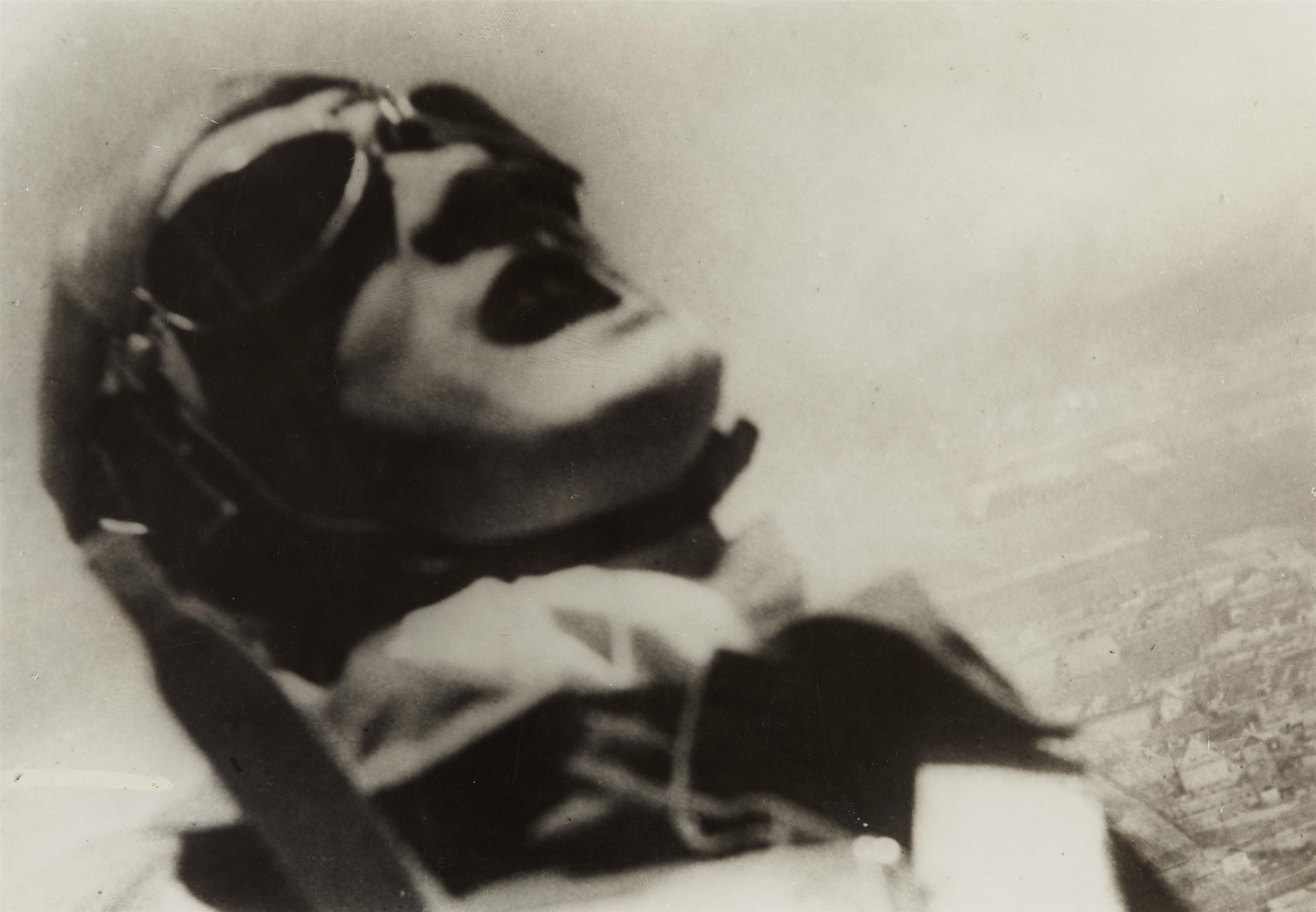 Willi Ruge - Selbstfoto im Moment des Abspringens (aus der Serie: Ich fotografiere mich beim Absprung mit dem Fallschirm) - image-1