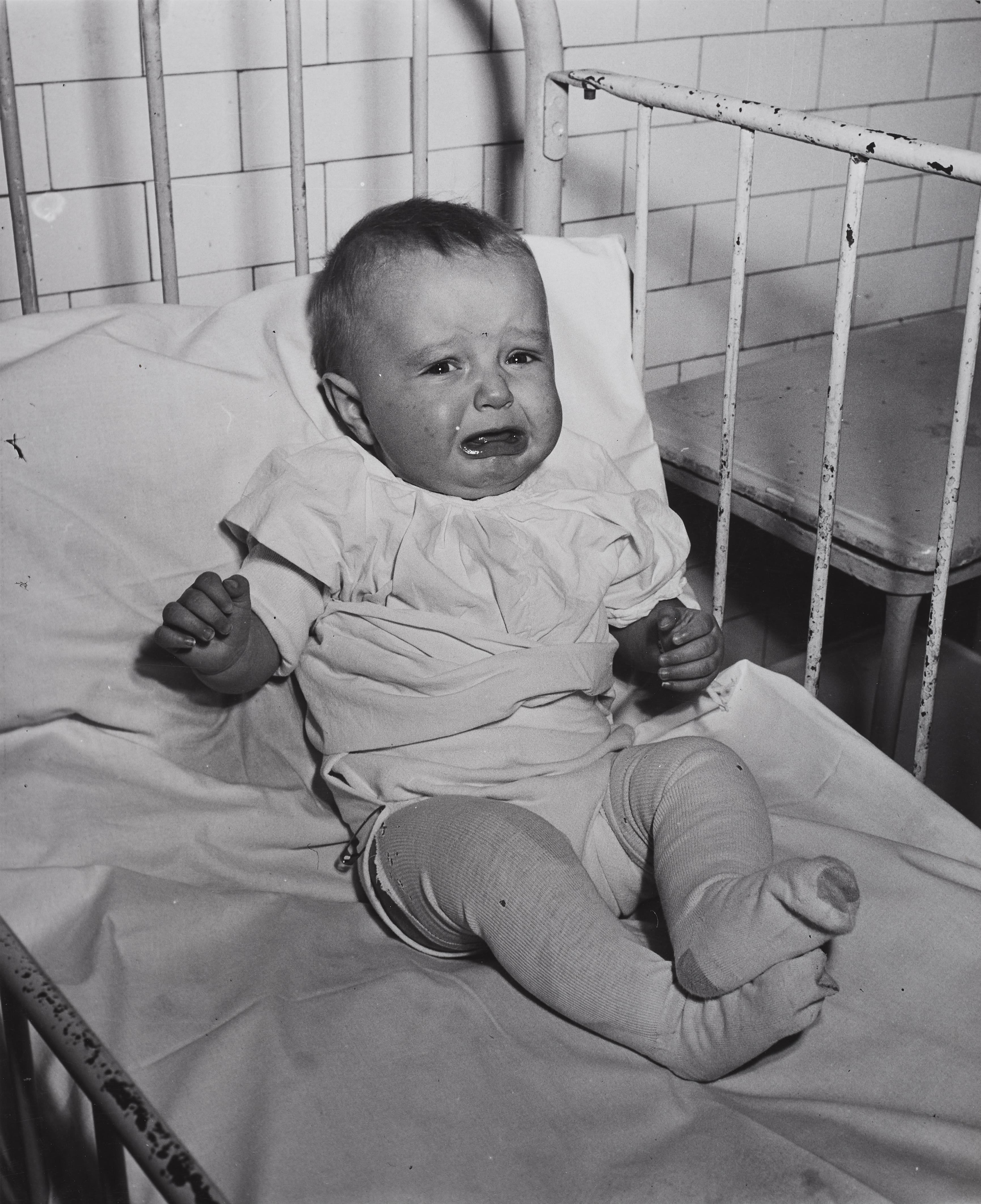Weegee (Arthur Fellig) - Baby left in furnished Room - image-1