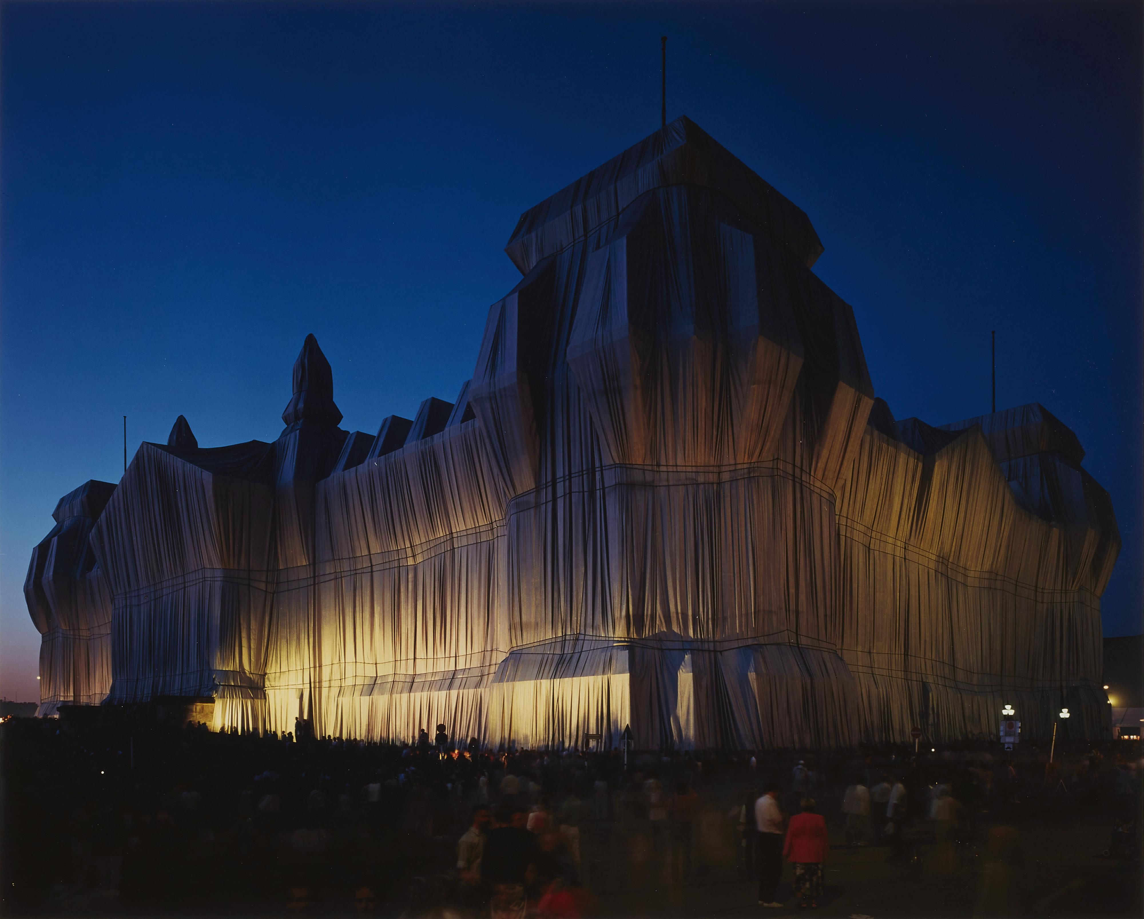 Christo & Jeanne Claude
Wolfgang Volz - Wrapped Reichstag Berlin - image-4