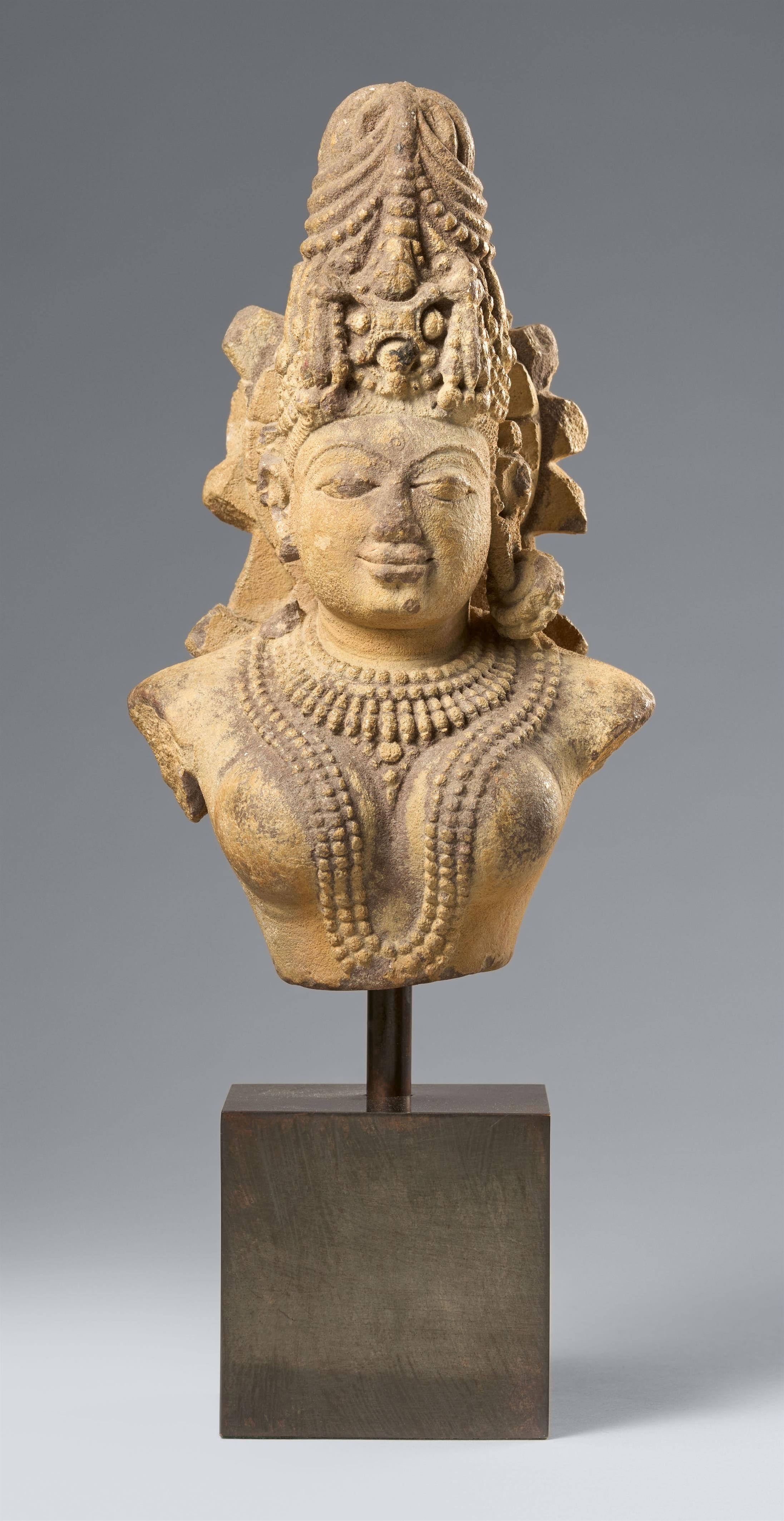 Büste einer Gottheit. Sandstein. Zentral-Indien. 11./14. Jh. - image-1