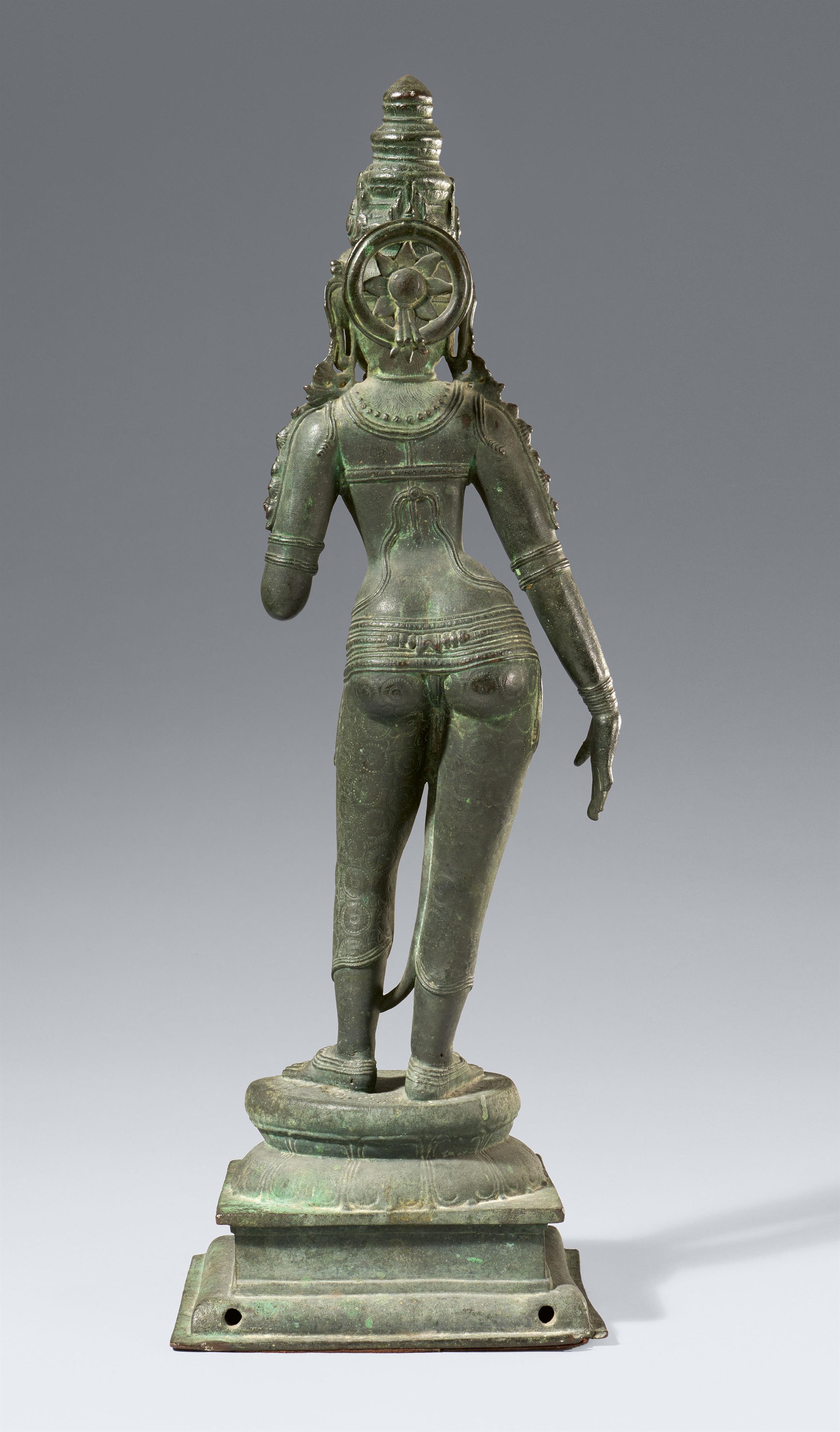 A fine bronze figure of Lakshmi (Shridevi). Southern India, Tamil Nadu. Vijayanagar period, ca. 15th century - image-3
