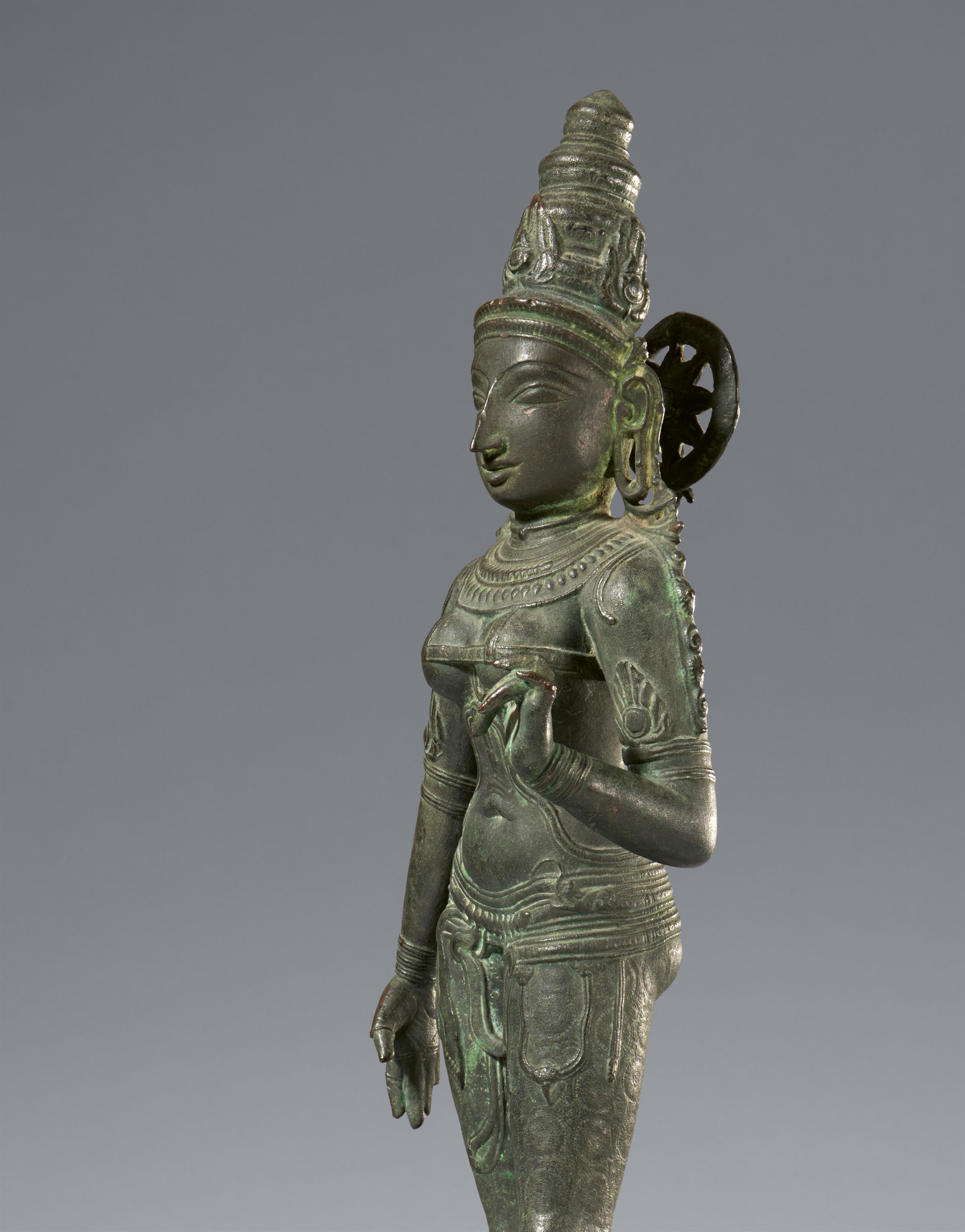 A fine bronze figure of Lakshmi (Shridevi). Southern India, Tamil Nadu. Vijayanagar period, ca. 15th century - image-6