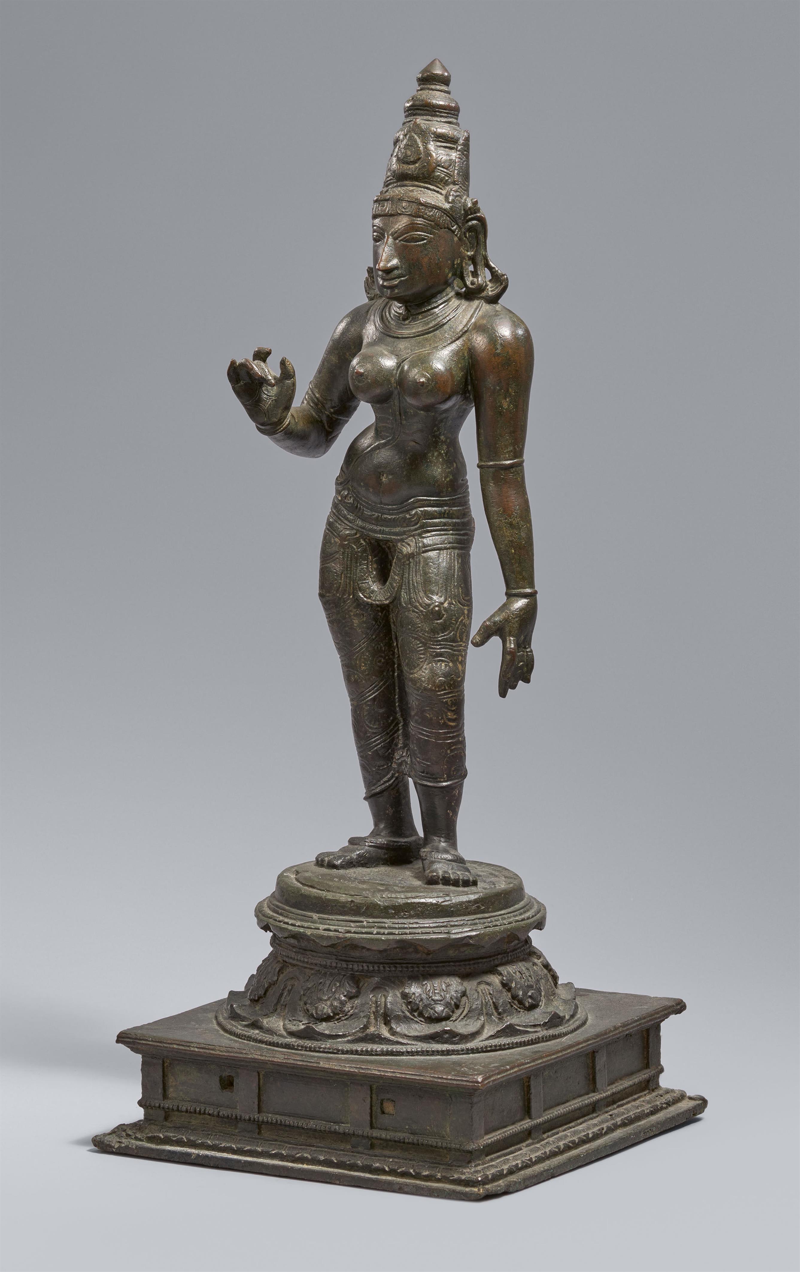 A fine bronze figure of Bhudevi or Parvati. Southern India, Tamil Nadu. Vijayanagara period, ca. 16th/17th century - image-2