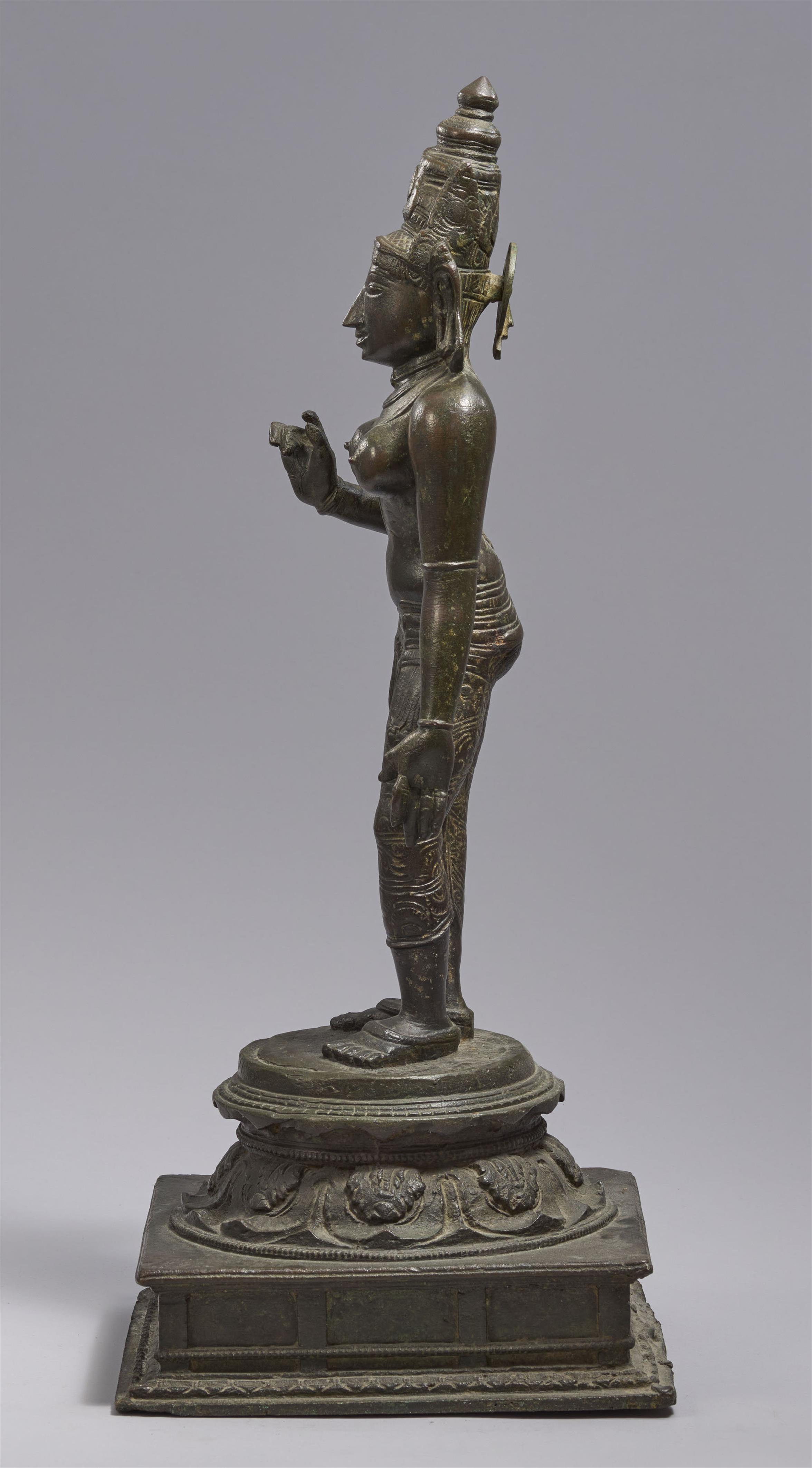 A fine bronze figure of Bhudevi or Parvati. Southern India, Tamil Nadu. Vijayanagara period, ca. 16th/17th century - image-3