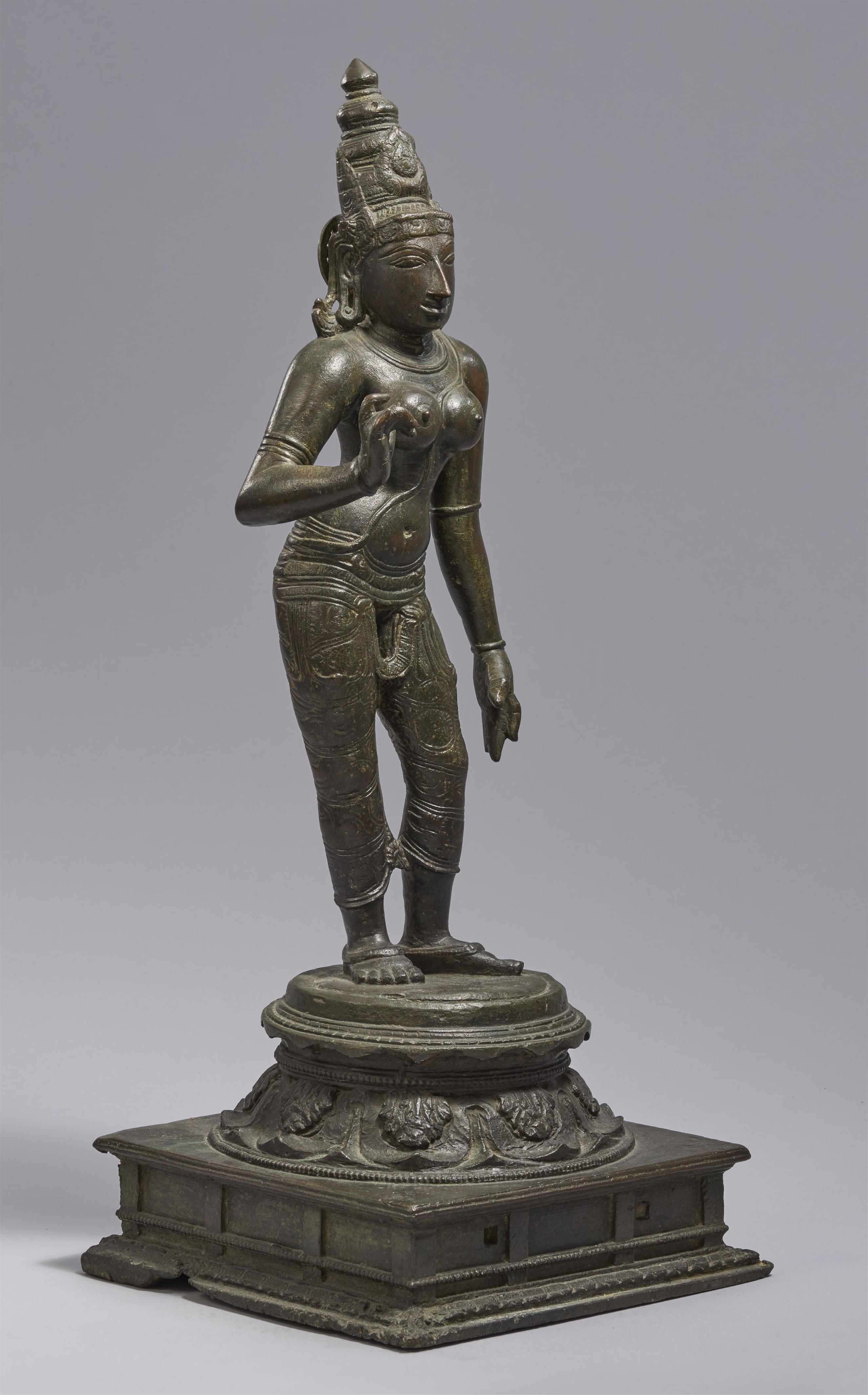 A fine bronze figure of Bhudevi or Parvati. Southern India, Tamil Nadu. Vijayanagara period, ca. 16th/17th century - image-4