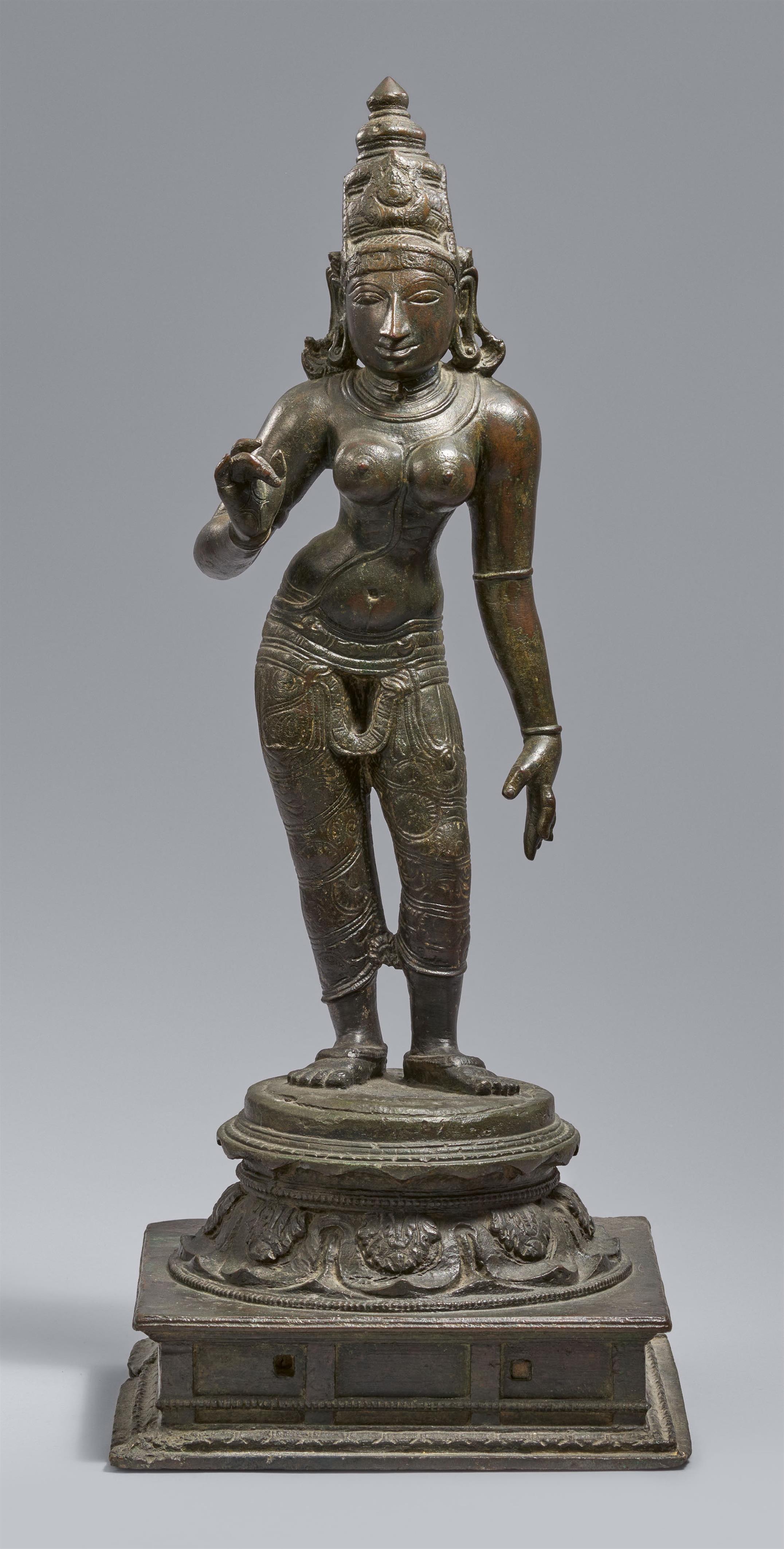 A fine bronze figure of Bhudevi or Parvati. Southern India, Tamil Nadu. Vijayanagara period, ca. 16th/17th century - image-1