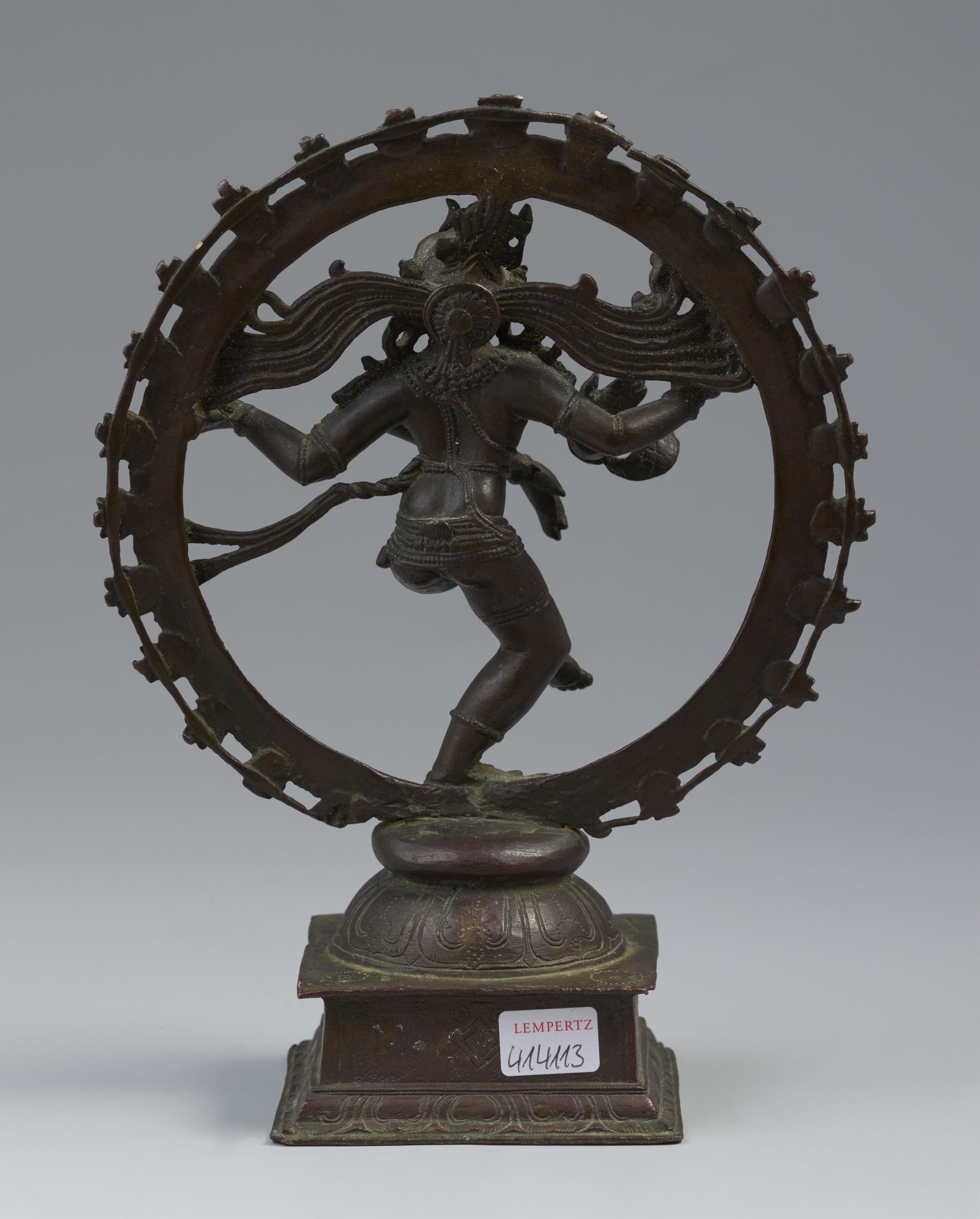 Tanzender Shiva in Flammenaureole (Shiva Nataraja). Bronze. Süd-Indien. Im Chola-Stil, 19. Jh. - image-2