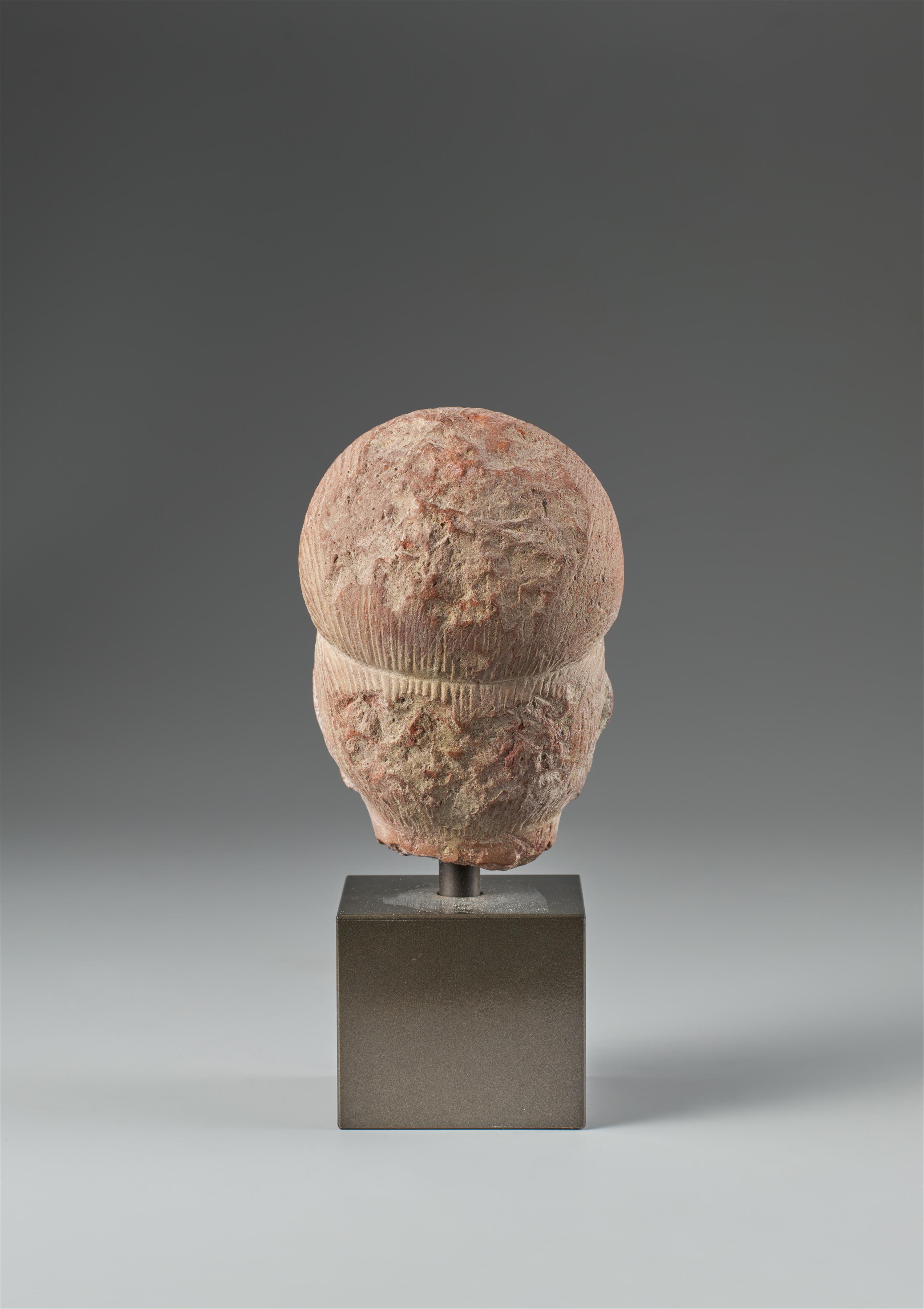 Weiblicher Kopf. Ziegelrote, geschlemmte Terracotta. Zentral-Indien. Möglicherweise Gupta-Zeit - image-2