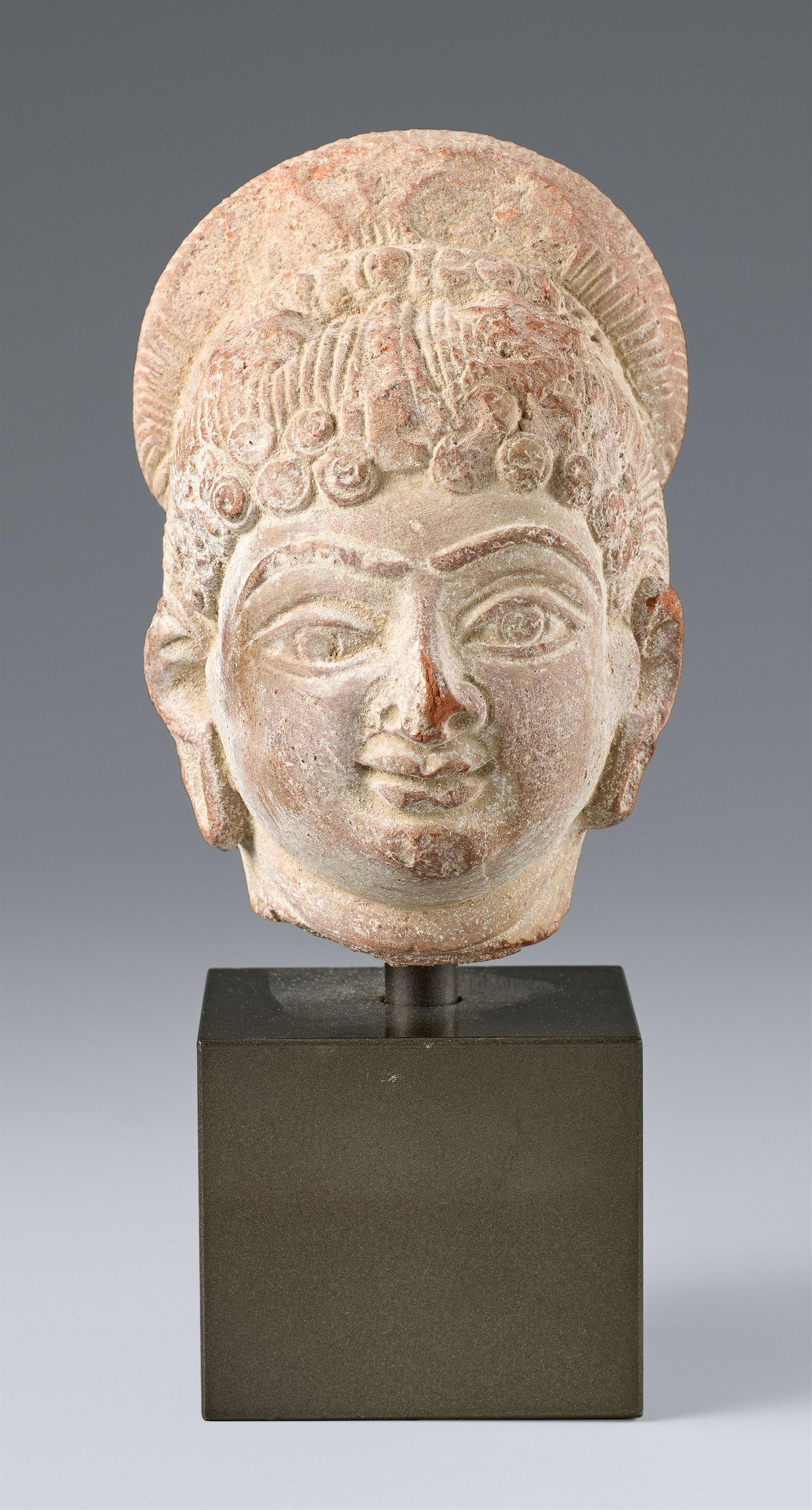 Weiblicher Kopf. Ziegelrote, geschlemmte Terracotta. Zentral-Indien. Möglicherweise Gupta-Zeit - image-1