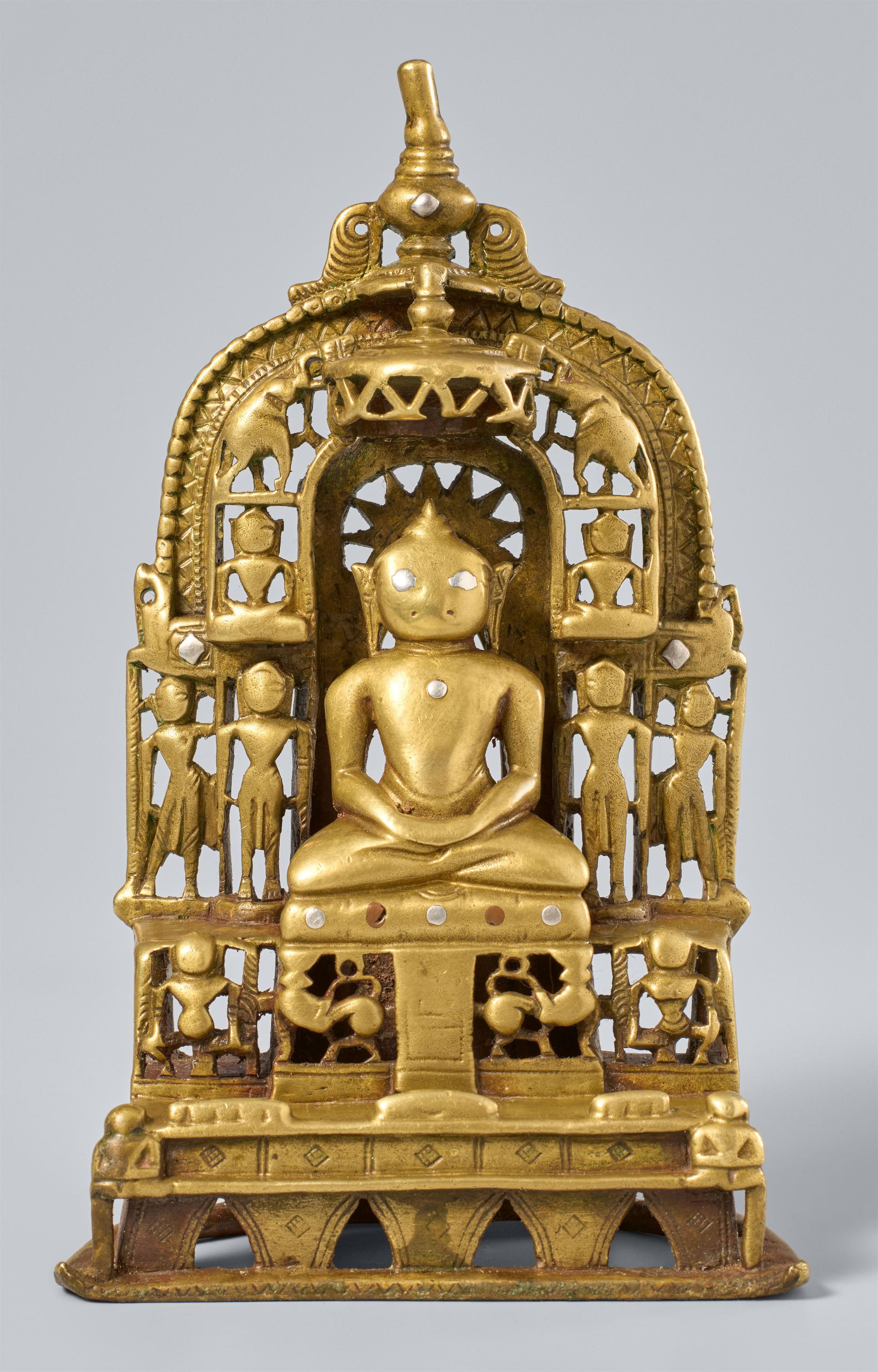Jain-Altar. Gelbguss mit Einlagen aus Silber und Kupfer. Indien, Gujarat/Rajasthan. Inschriftlich datiert 1466 - image-1