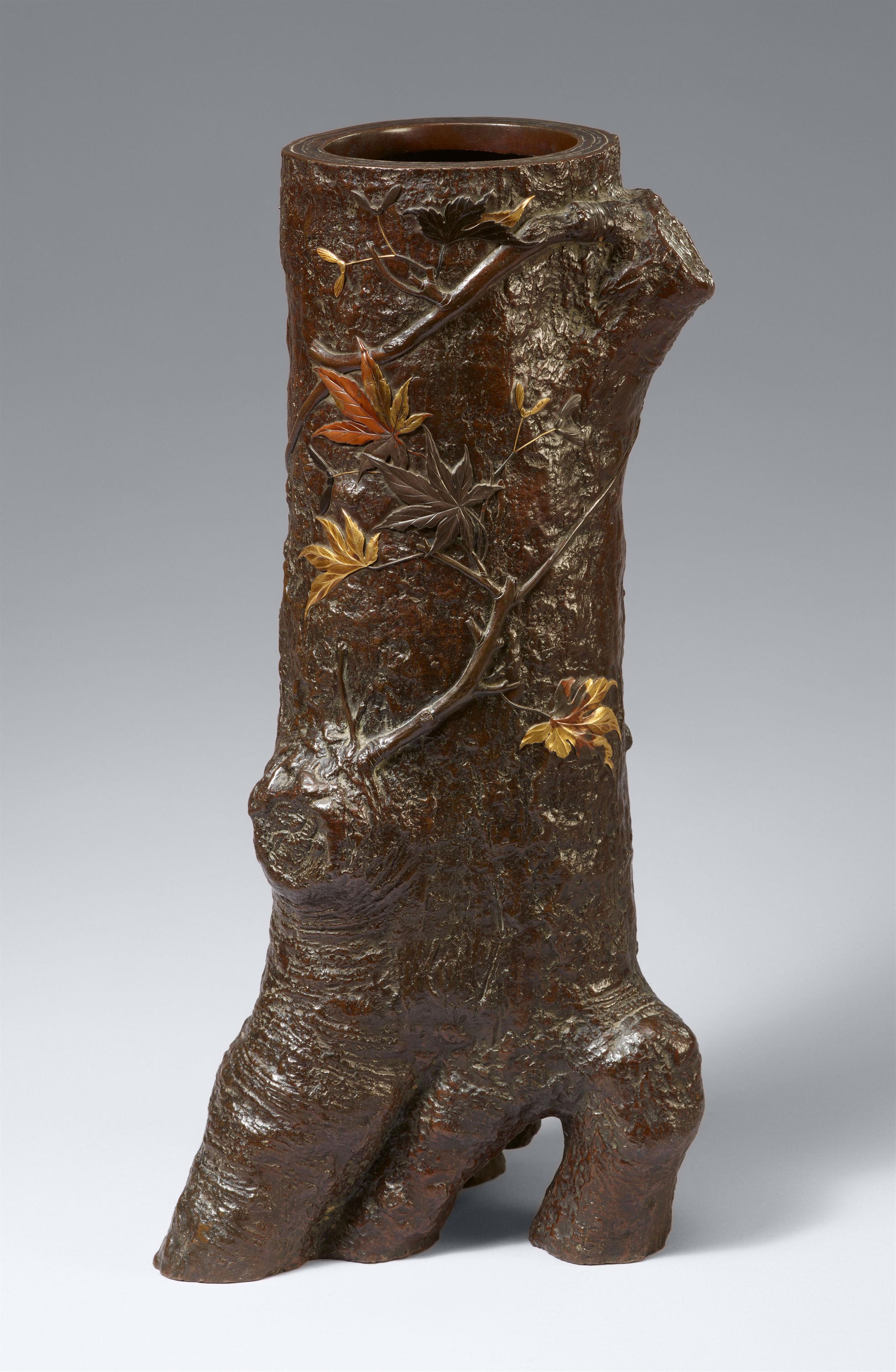 Große Vase in Form eines Baumstammes. Bronze. 19. Jh. - image-1