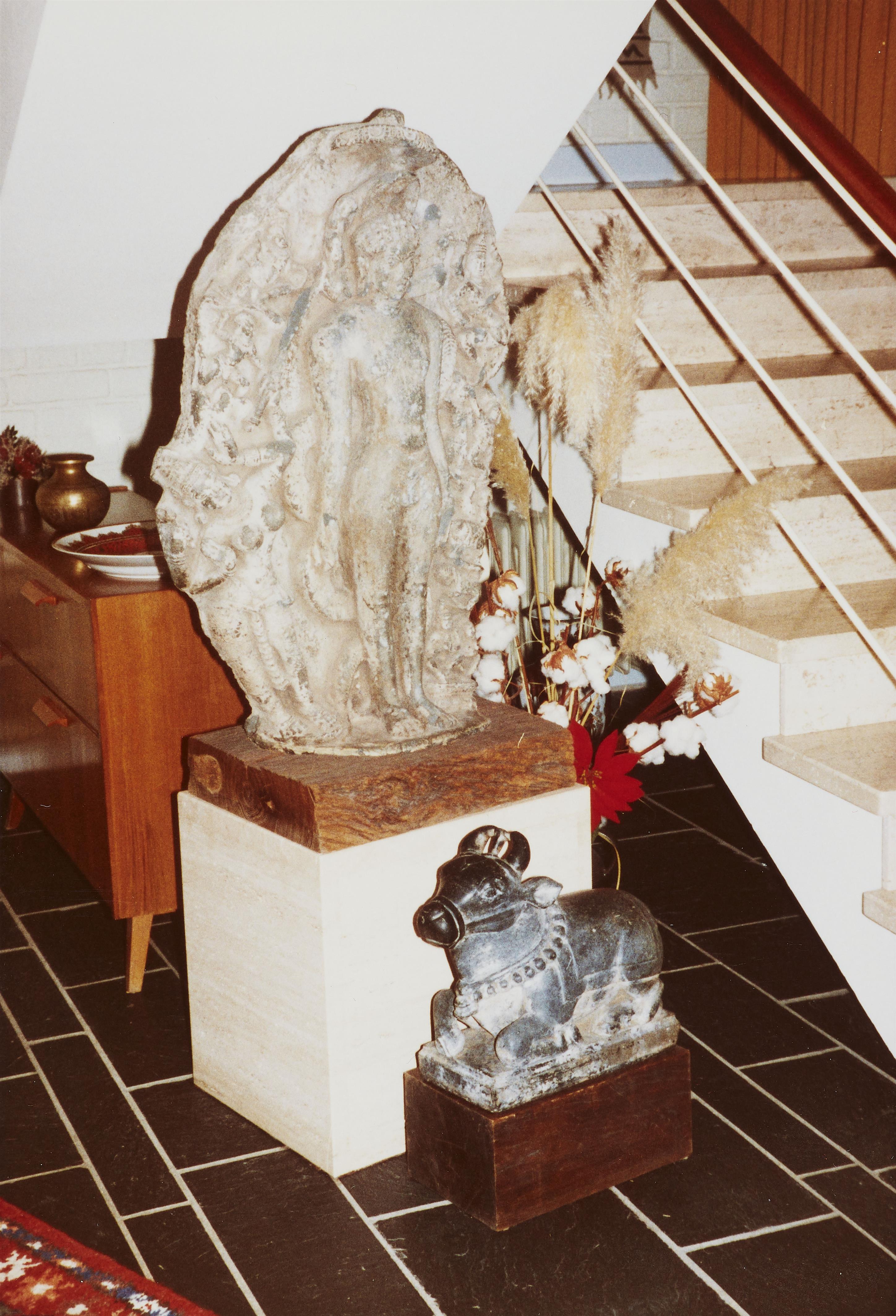 Große Stele des Parshvanatha. Stein. Indien, wohl Madhya Pradesh. 9./10. Jh. - image-6