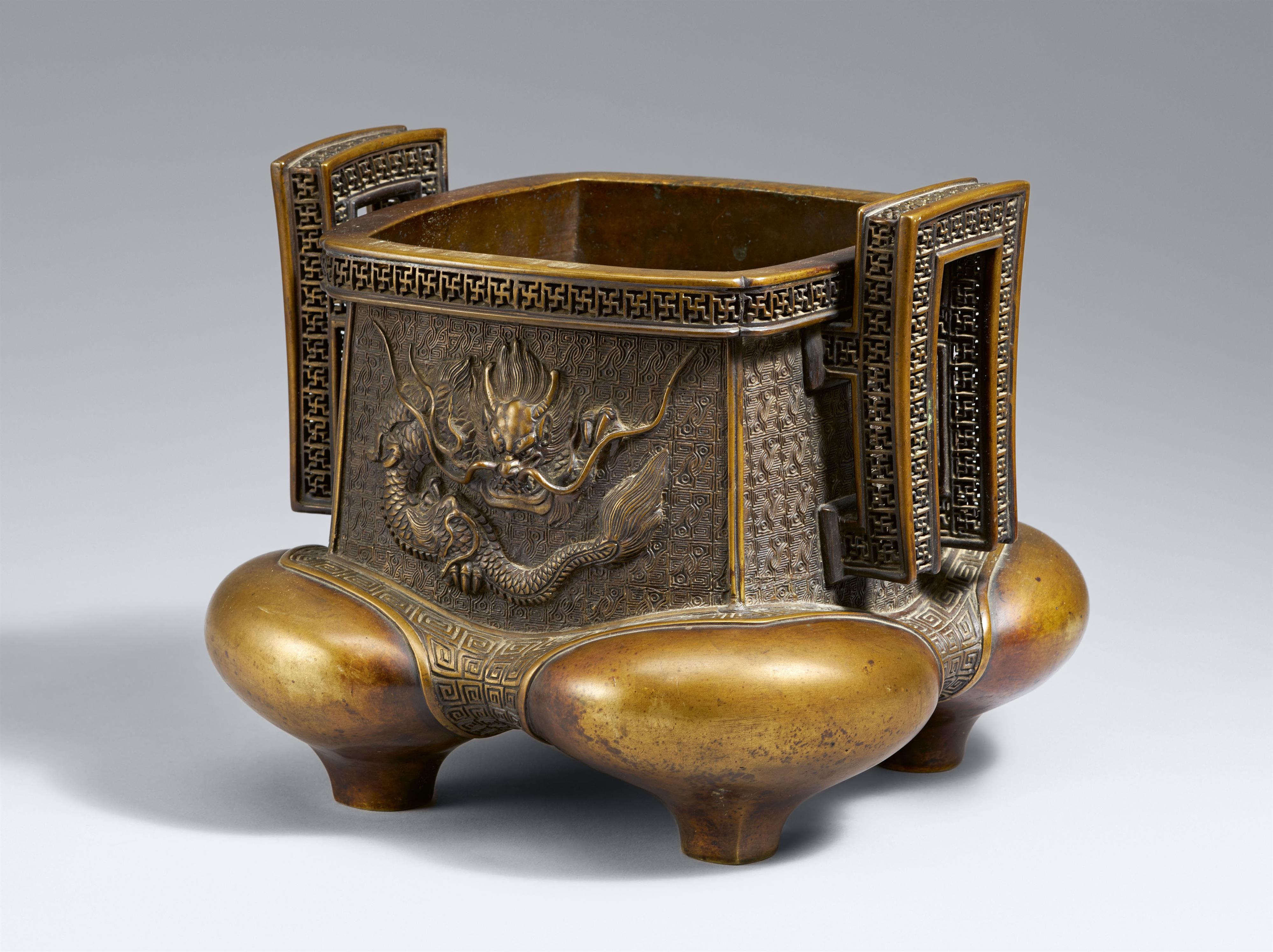 A large bronze incense burner. Meiji period - image-1