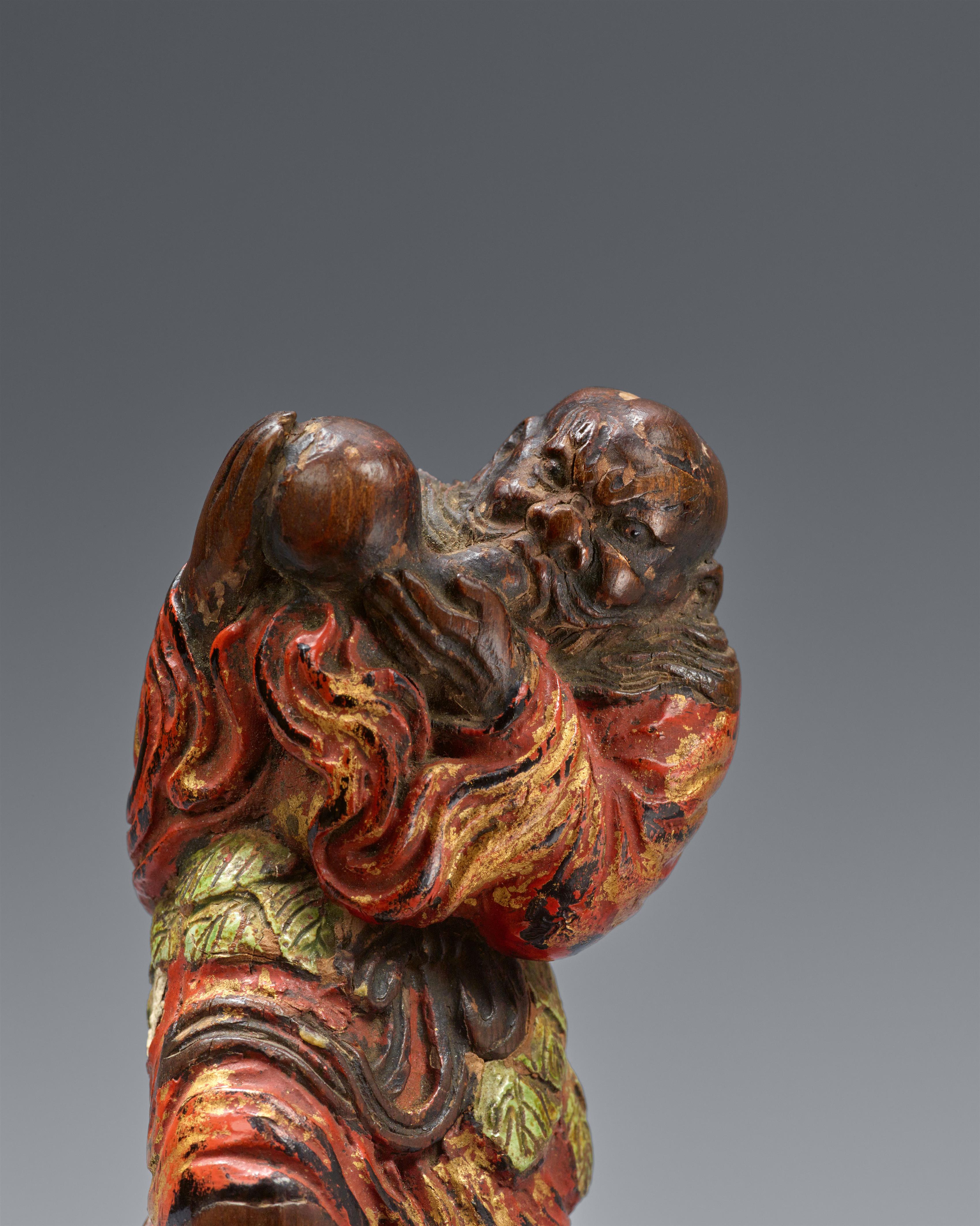A rare lacquered and painted hinoki wood netsuke of an old sennin. Mid-18th century - image-3