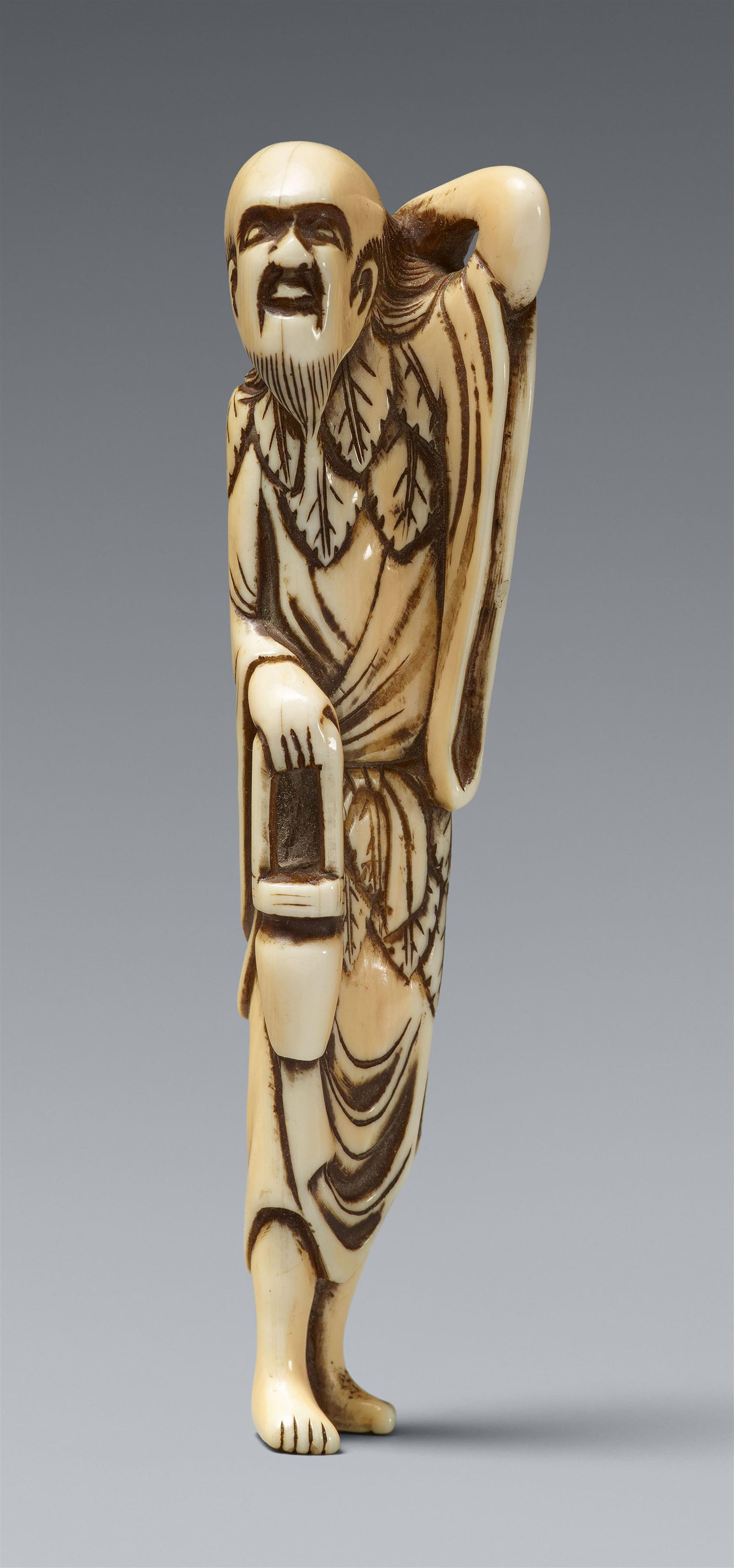 An ivory netsuke of a tall sennin. 18th century - image-1