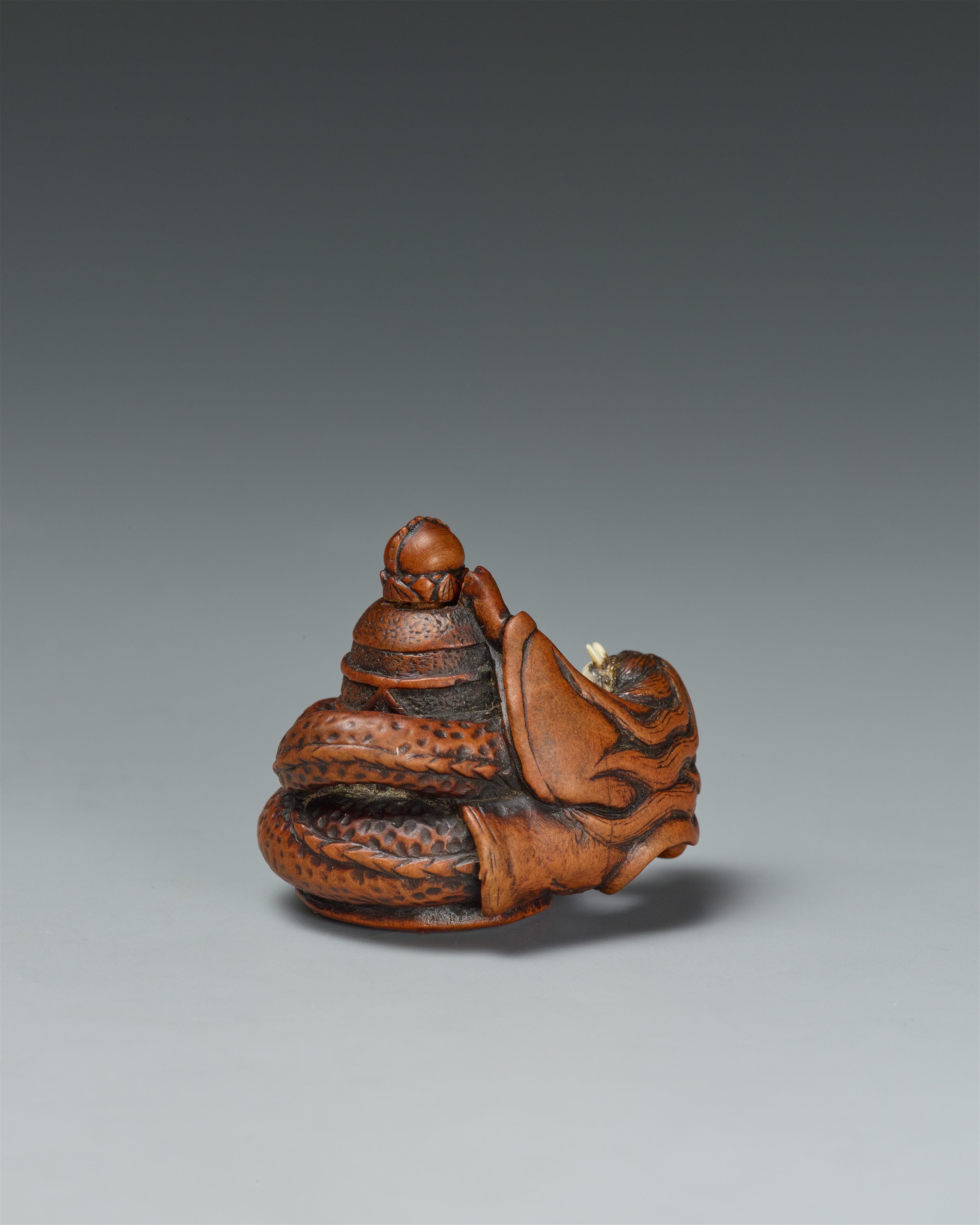 A boxwood netsuke of Kiyohime and the Doôjôji bell. 19th century - image-2