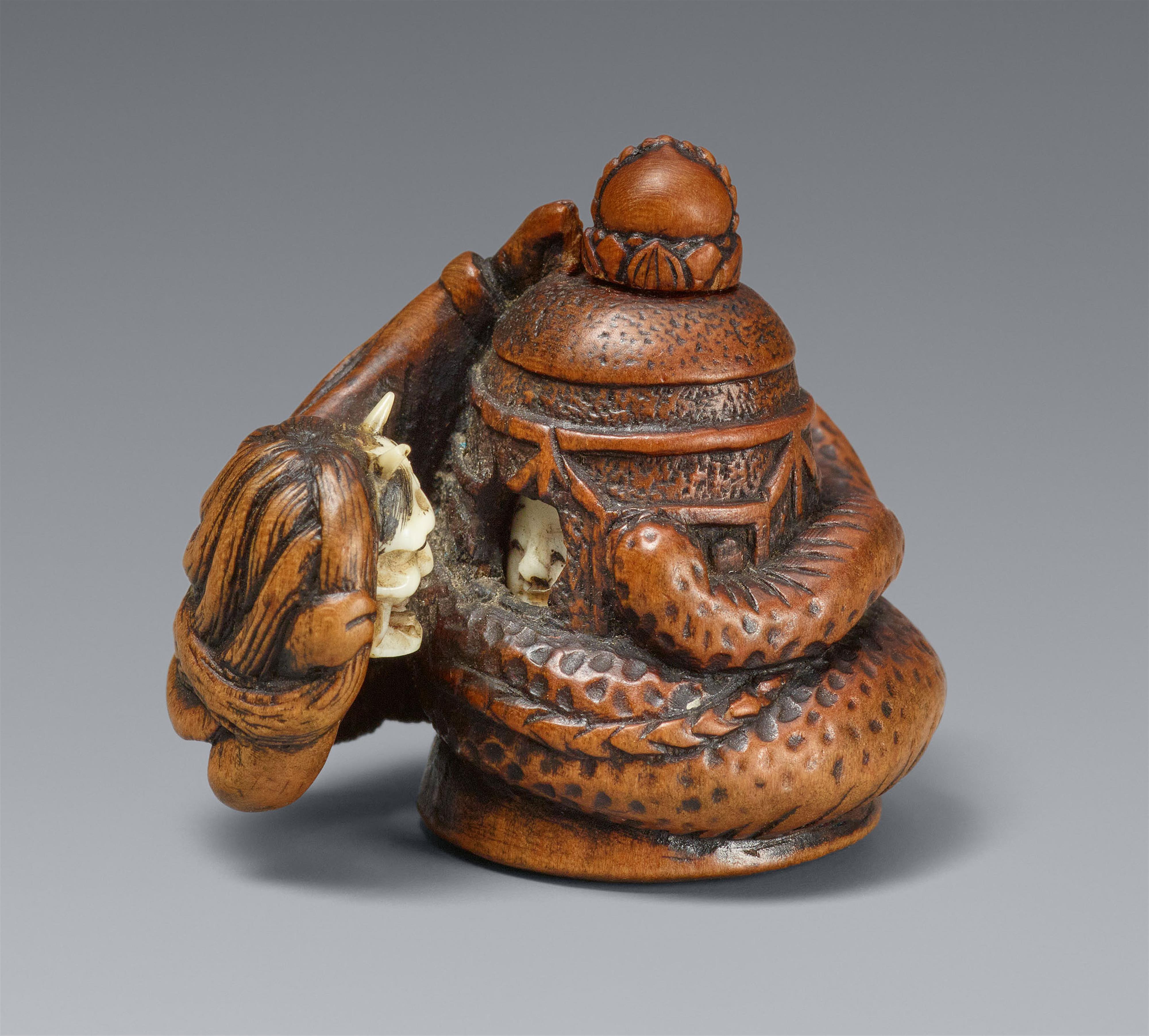 A boxwood netsuke of Kiyohime and the Doôjôji bell. 19th century - image-1