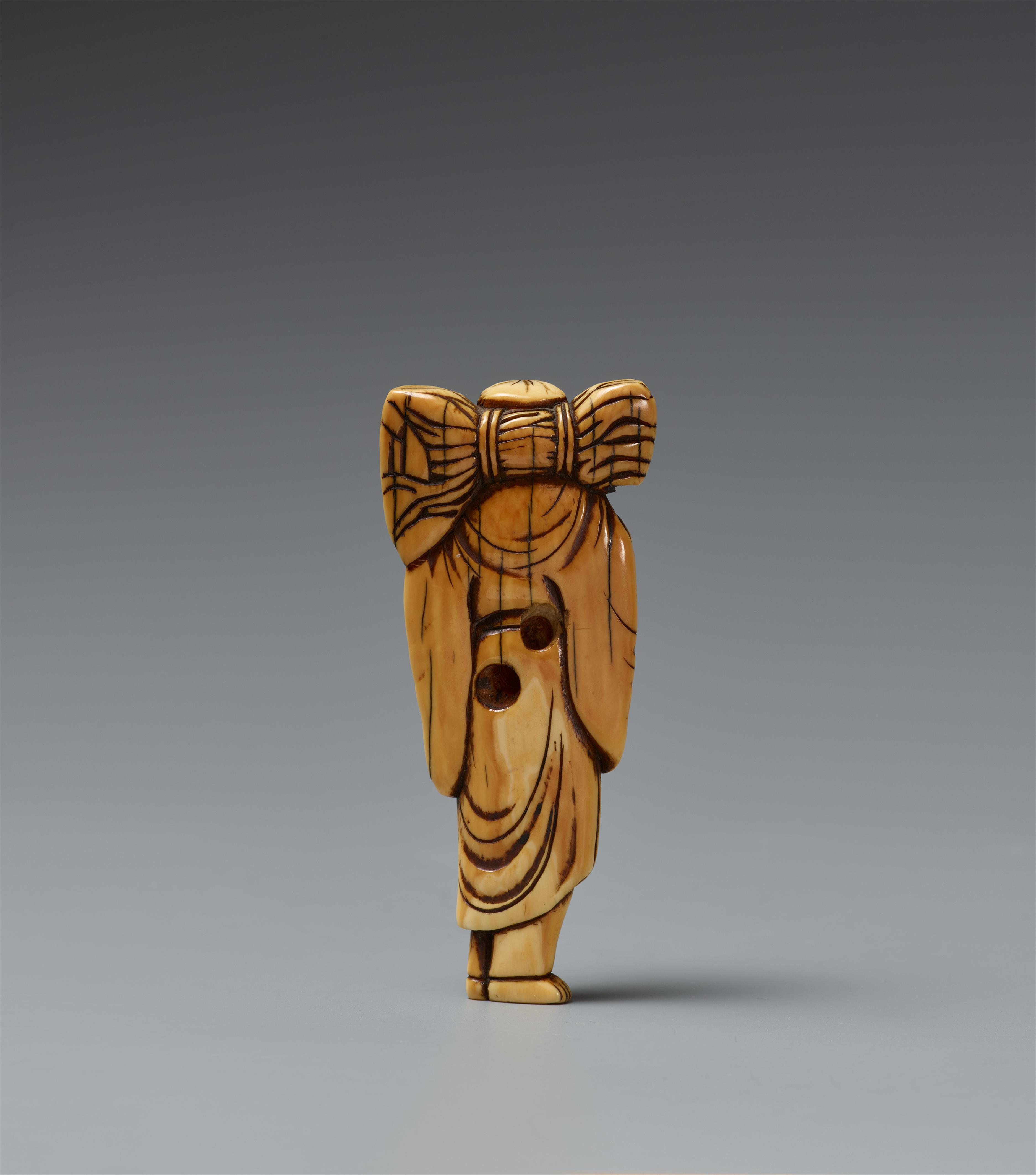 An ivory netsuke of a peasant. 18th century - image-2
