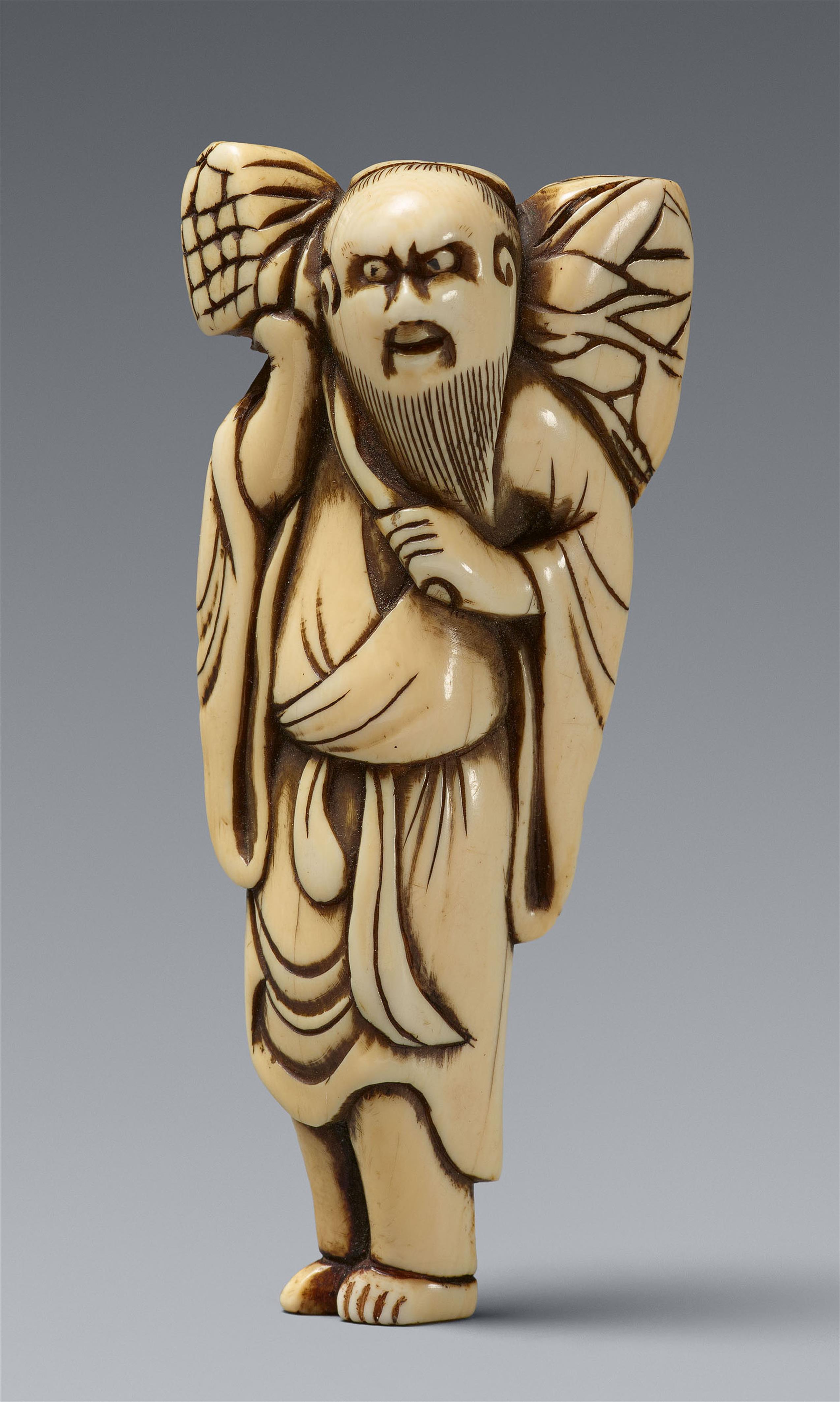 An ivory netsuke of a peasant. 18th century - image-1