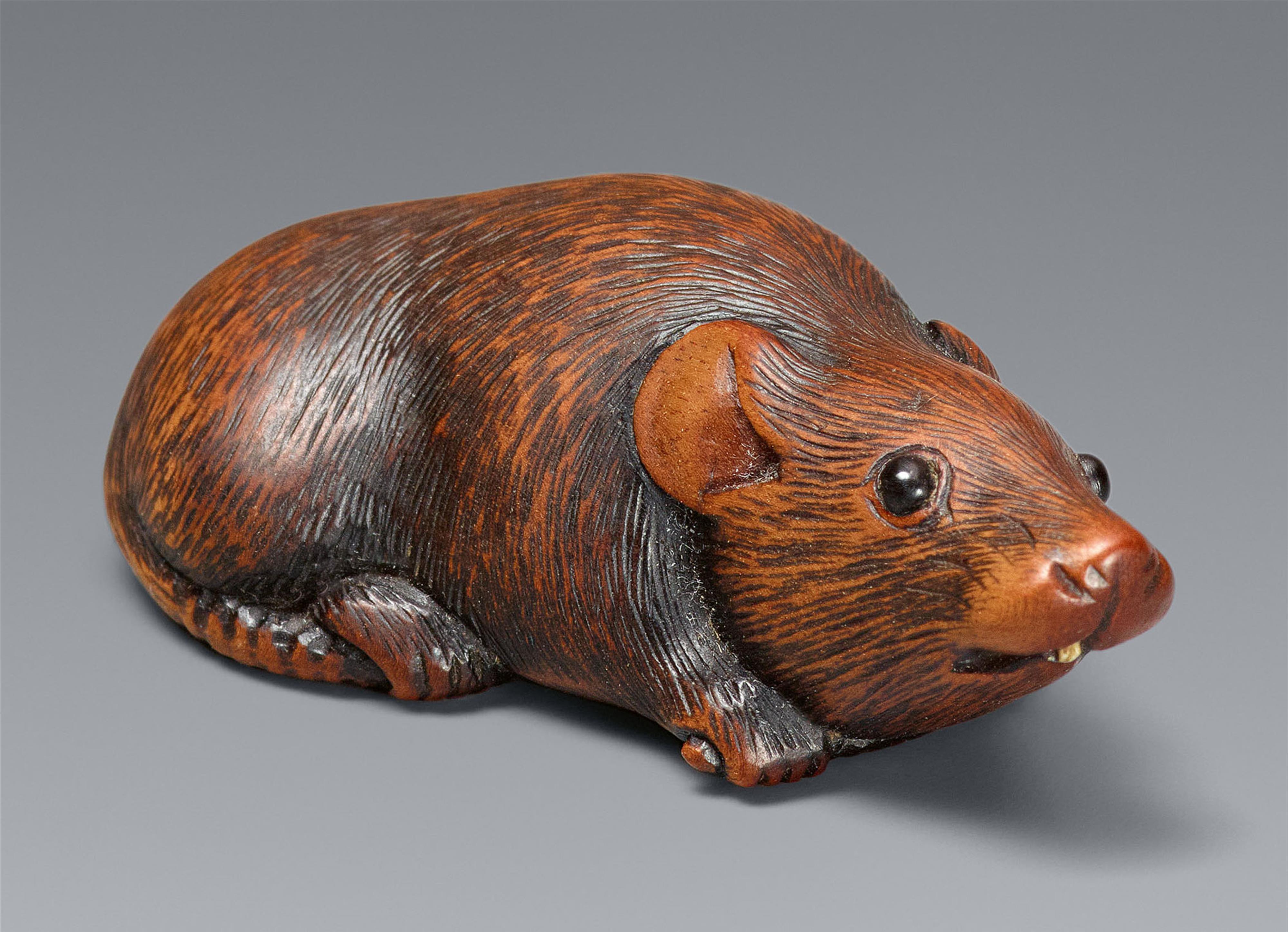 A boxwood netsuke of a reclining rat. 19th century - image-1