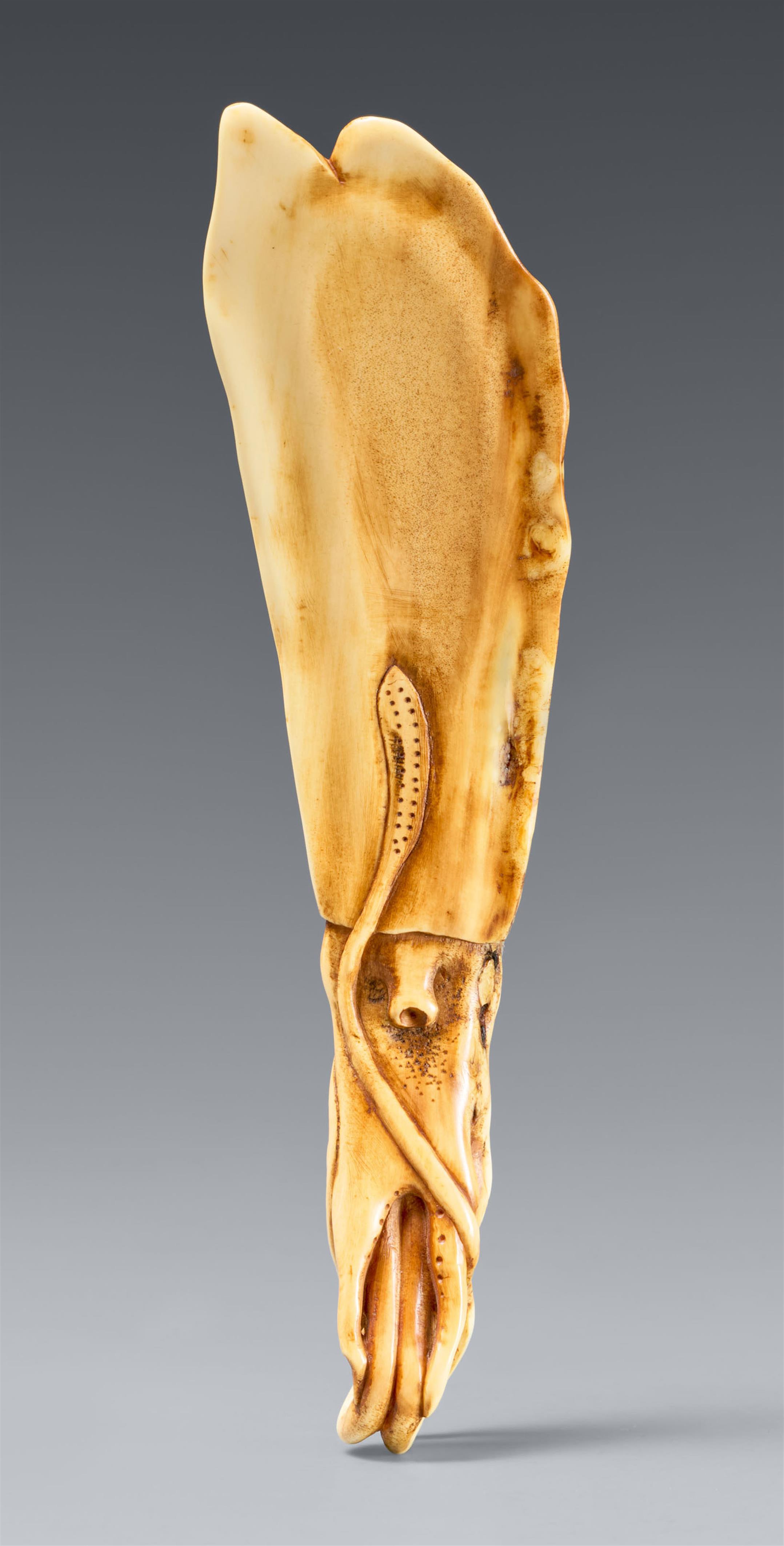 A marine ivory sashi netsuke of a large octopus. 19th century - image-2