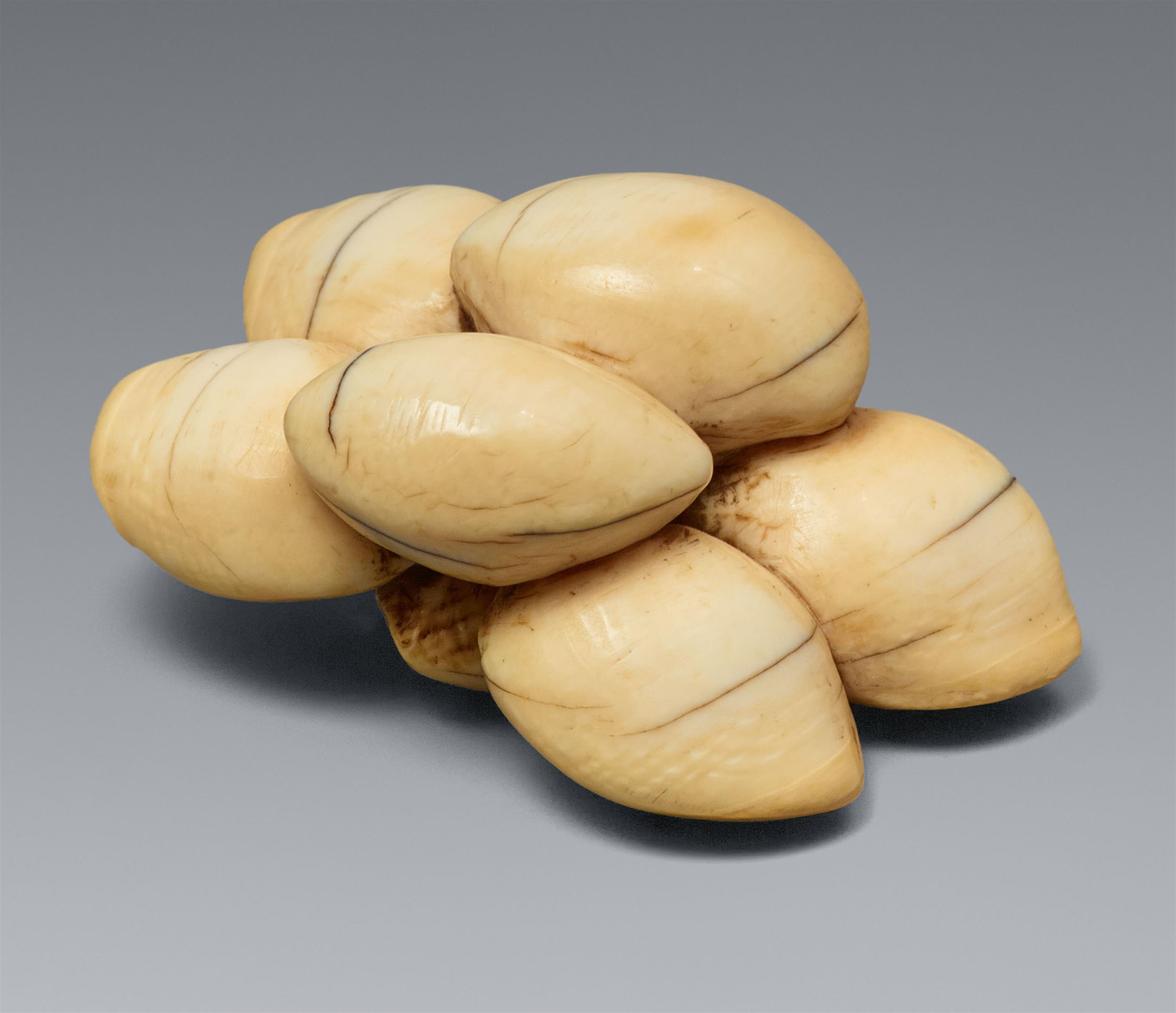 An ivory netsuke of a group of gingko nuts. Early 19th century - image-1