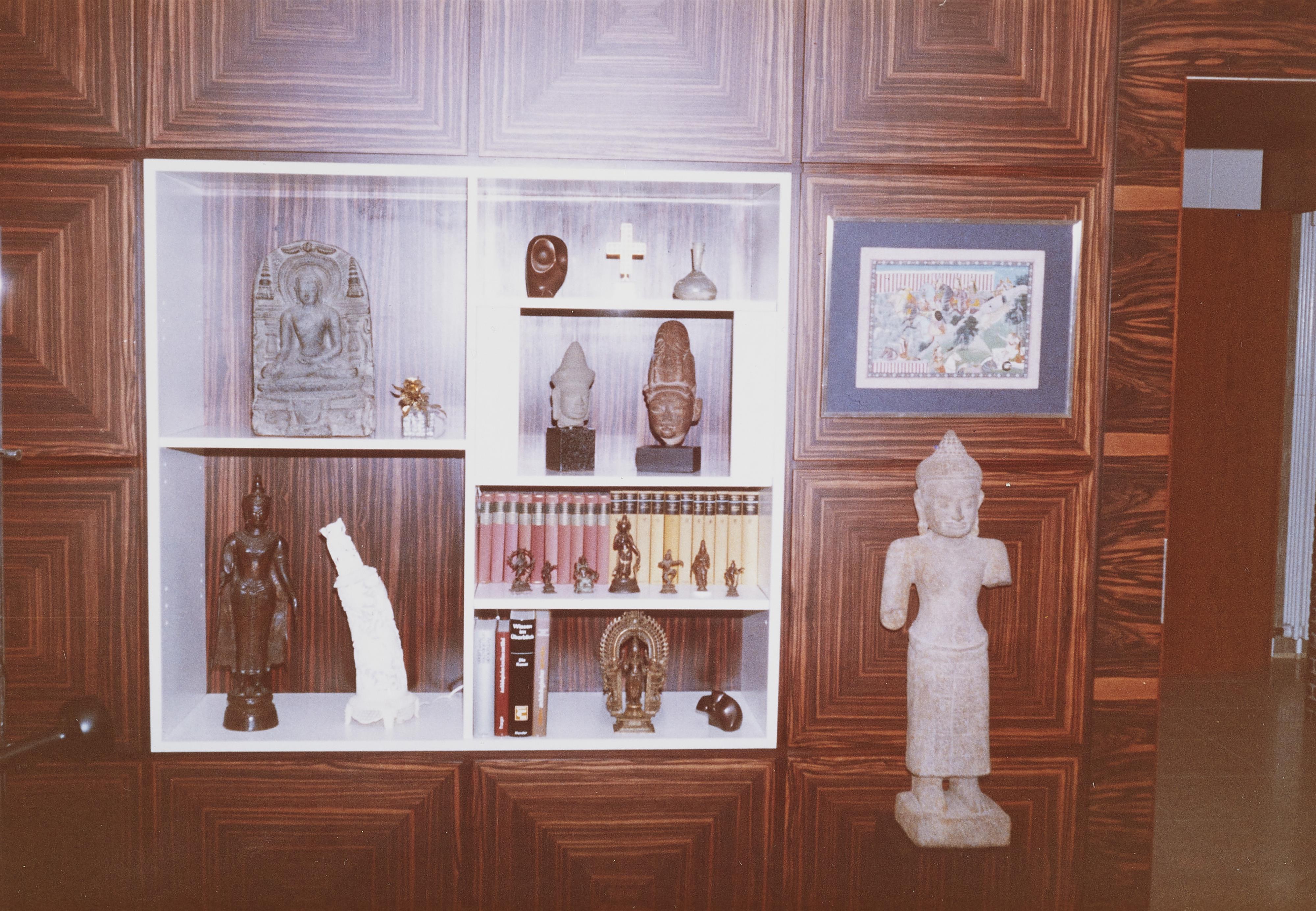 Figur der weiblichen Gottheit, möglicherweise Uma. Sandstein. Thailand/Kambodscha. Stil von Lopburi oder Bayon. 12./13. Jh. - image-5