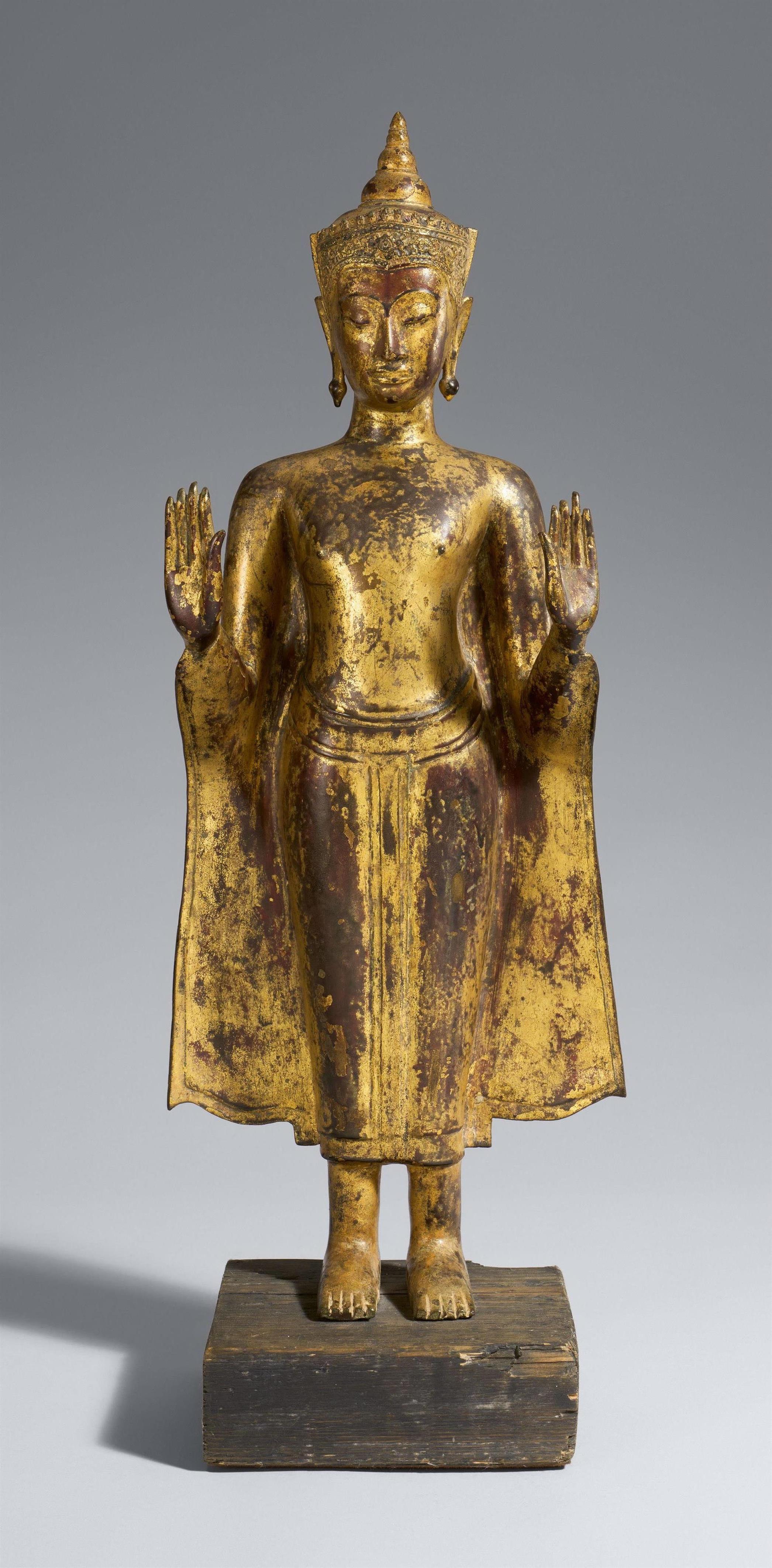 Bekrönter Buddha Shakyamuni. Bronze, über einer rotbraunen Lackschicht vergoldet. Thailand, Ayutthaya. 16./17. Jh. - image-1