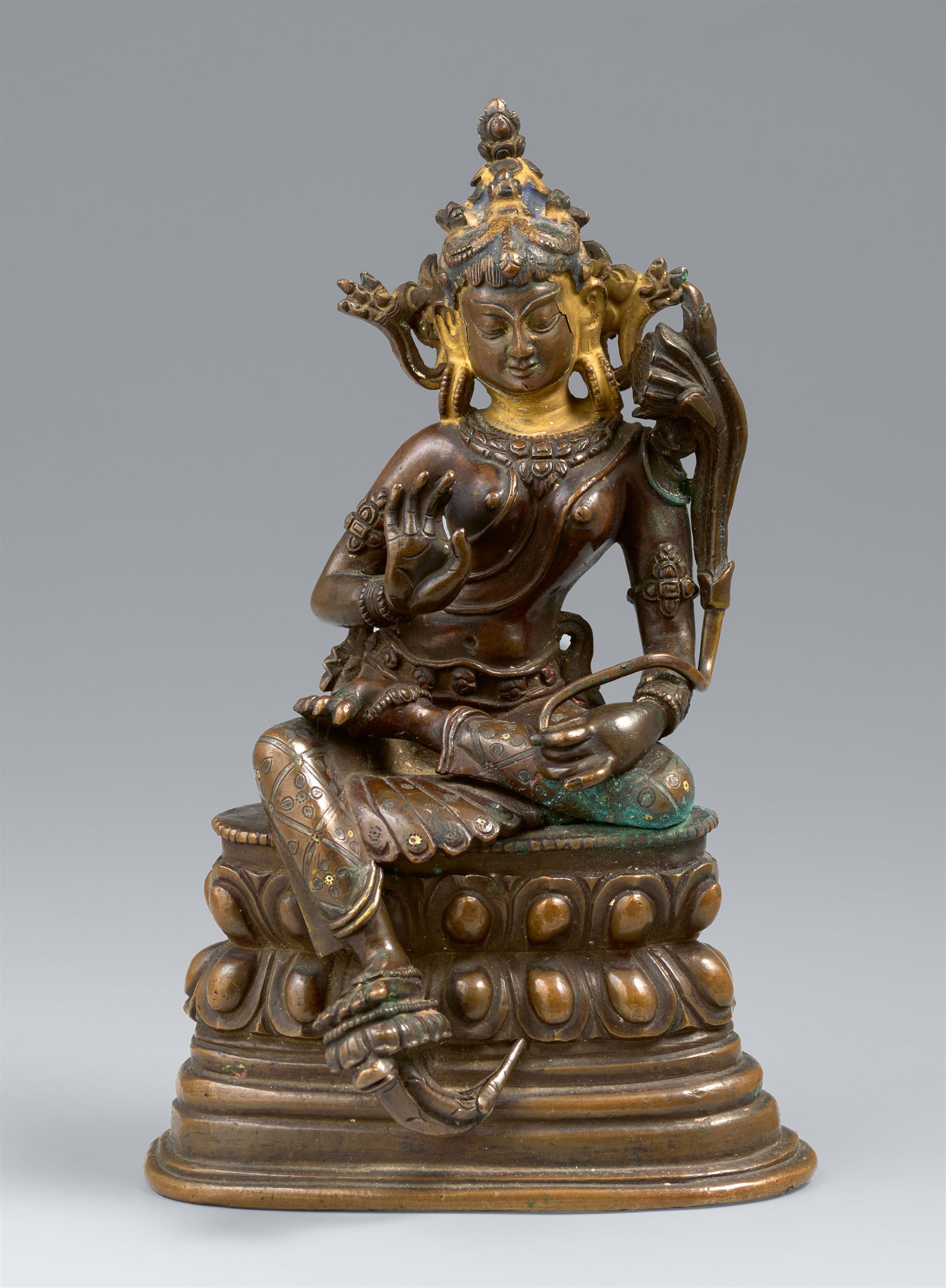A Tibetan bronze figure of Syamatara with cold gold and pigment. Pala style. 17/18th century - image-1