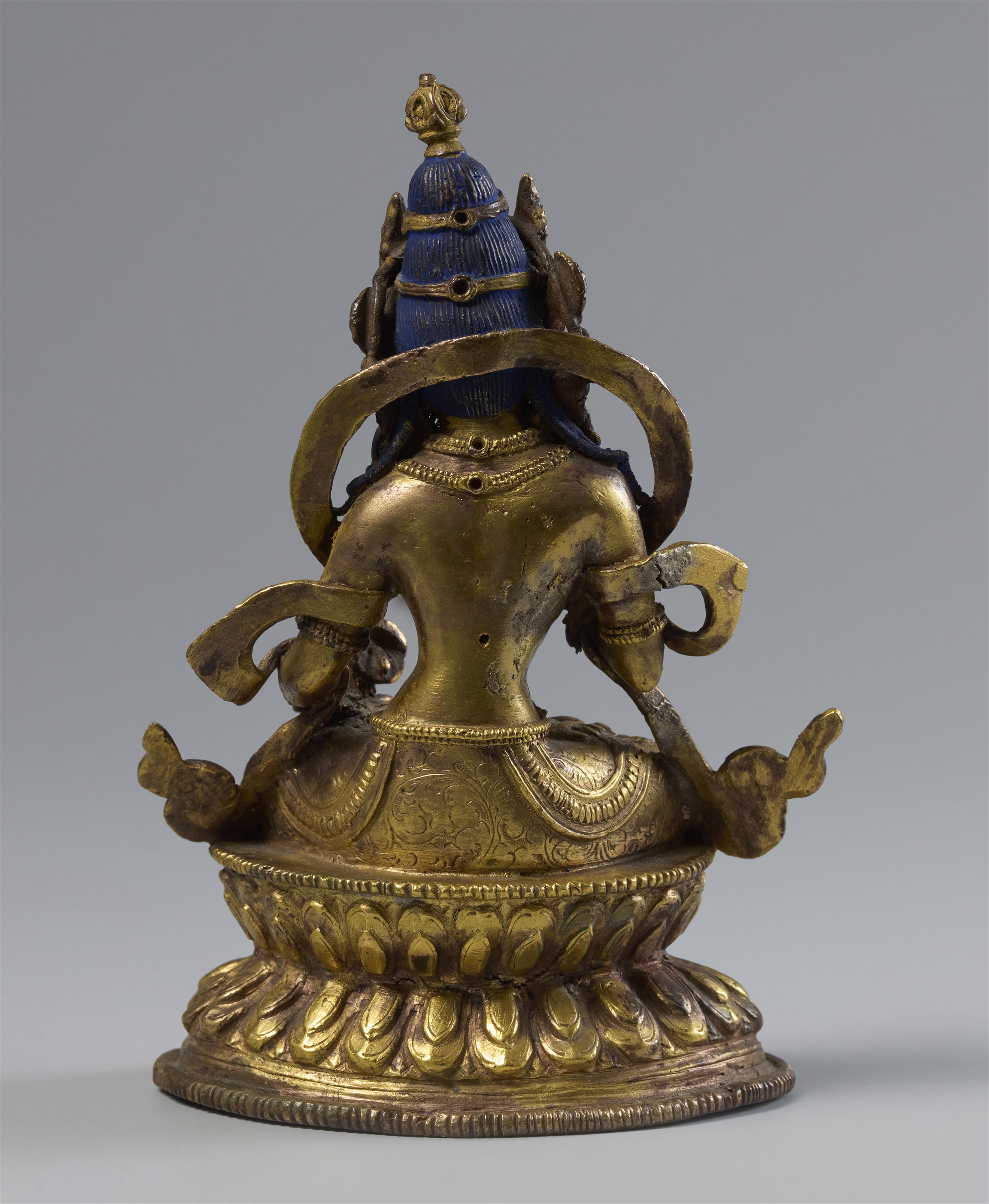 A Sinotibetan gilt bronze figure of Vajrasattva. 19th/20th century - image-2