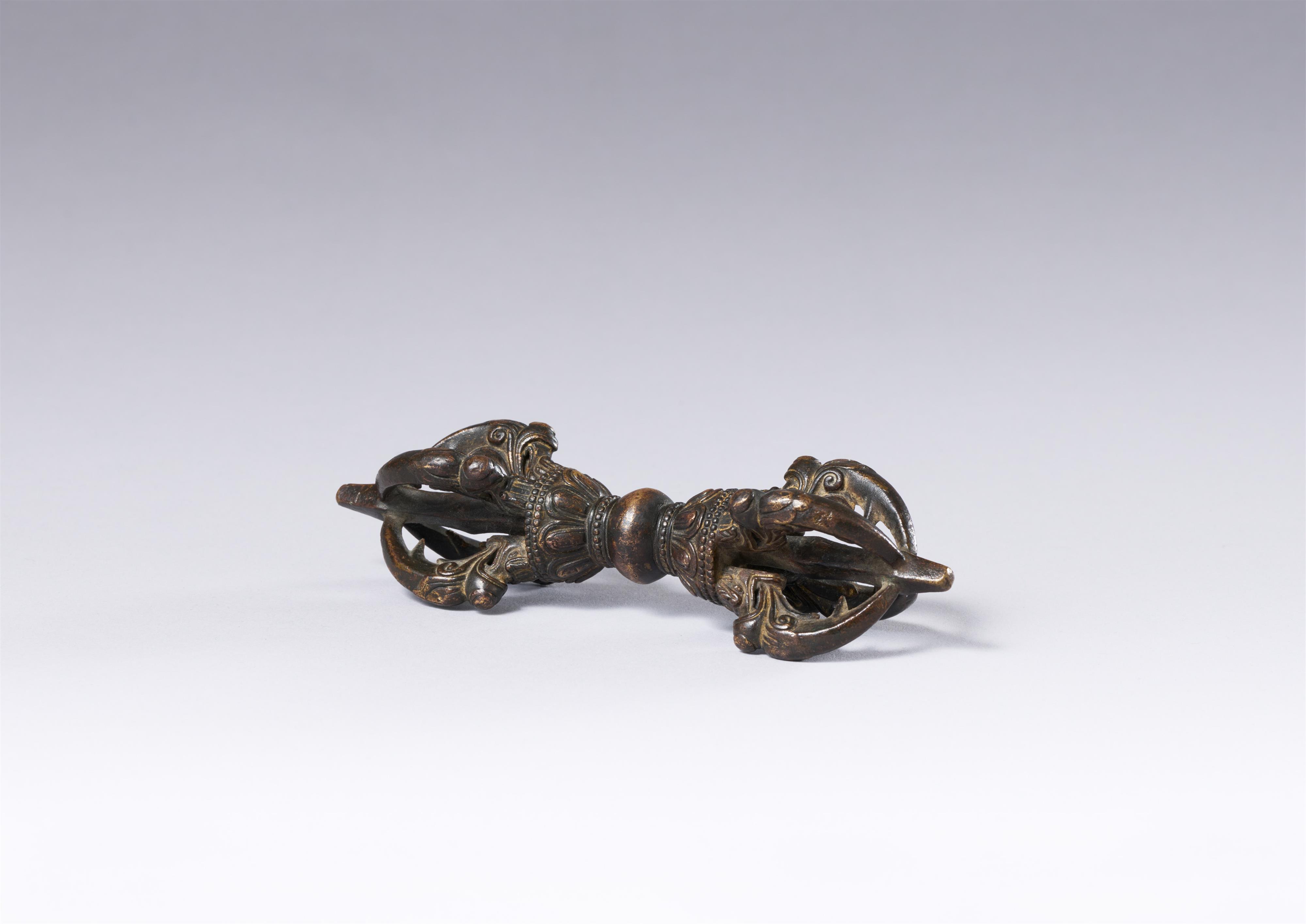 A Sinotibetan bronze vajra. Ming dynasty (1368–1644) - image-2