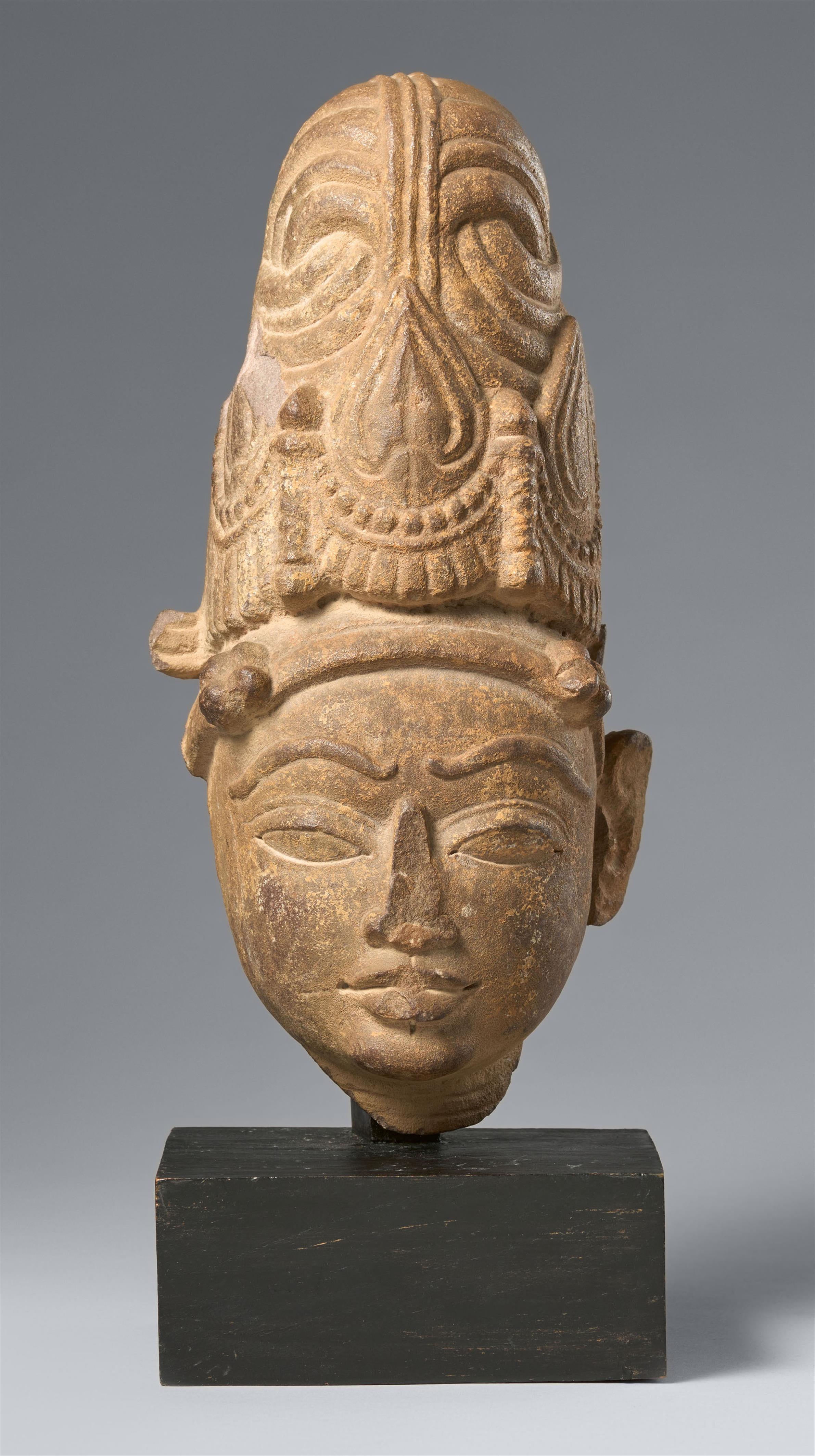 A pinkish sandstone head of Vishnu. Central India. Circa 11th century - image-1